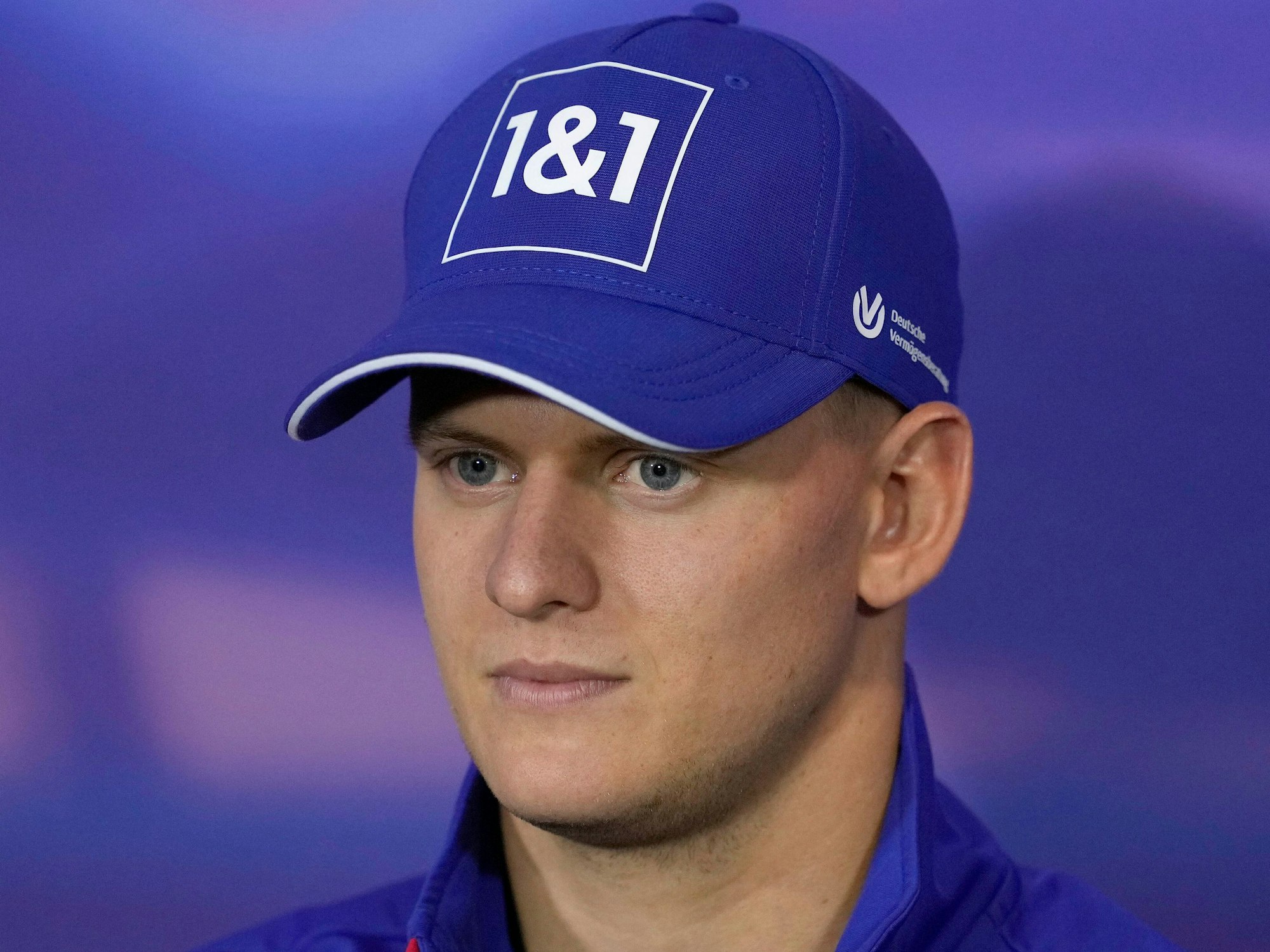 Formel-1-Pilot Mick Schumacher mit Kappe bei einer PK in Silverstone.