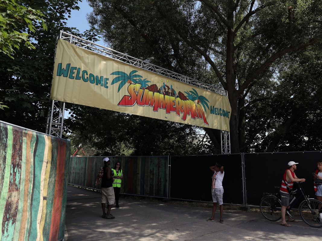 Der Eingang zum Summerjam-Festival am Fühlinger See in Köln.