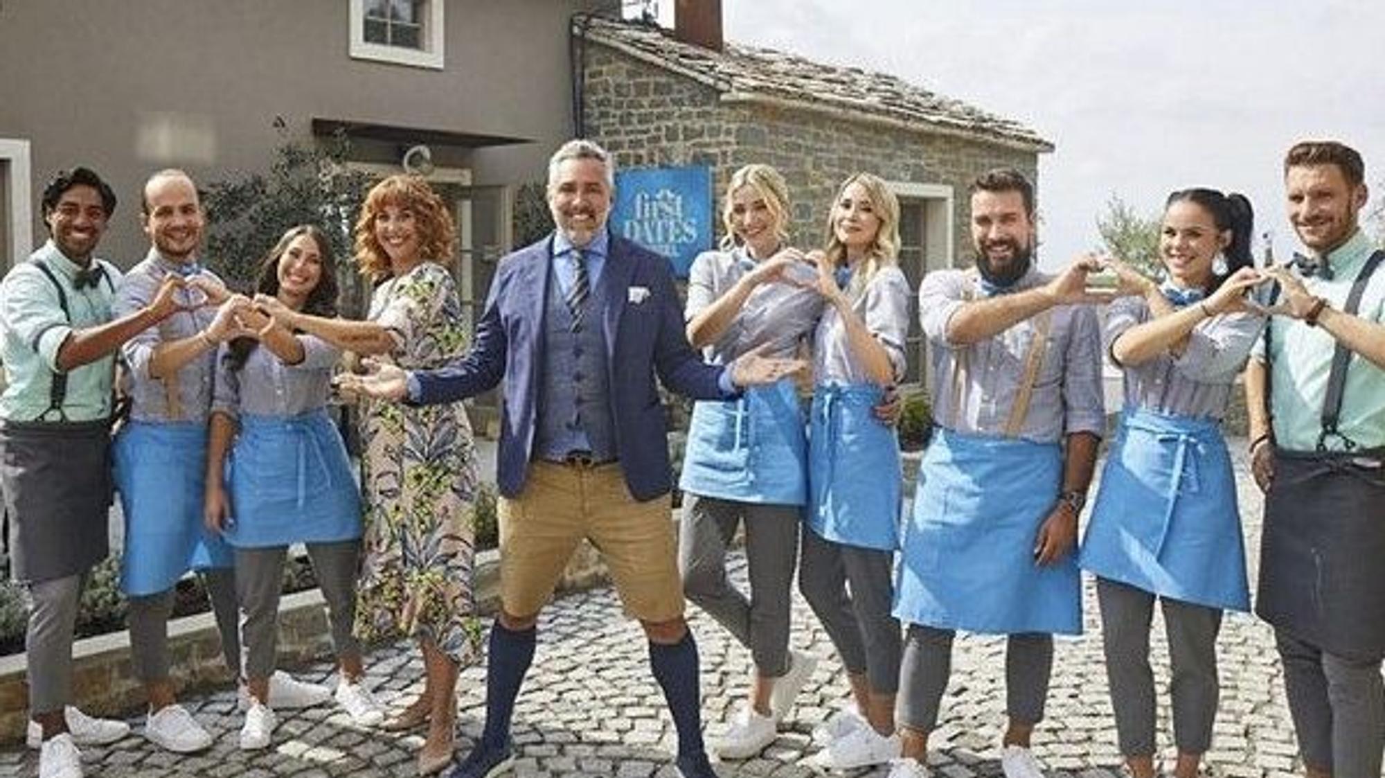 Das Team von "First Dates Hotel": (v.l.) Nic, Tim, Mariella, Aline, Gastgeber Roland, Marlitt, Viola, Damjan, Maria und Rocco.