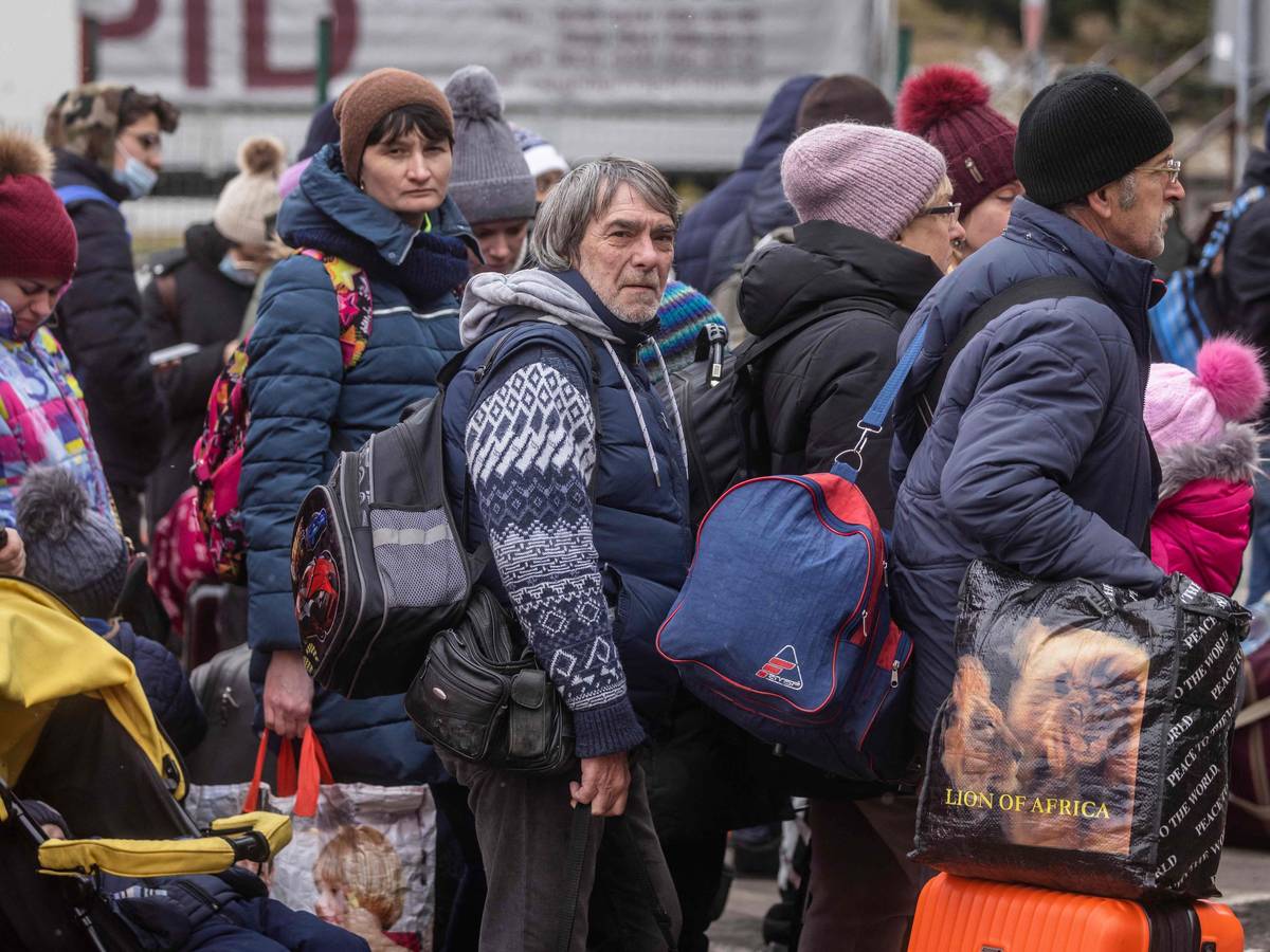 Ukrainische Geflüchtete stehen Anfang März an der Grenze zu Polen in Korczowa.AFP