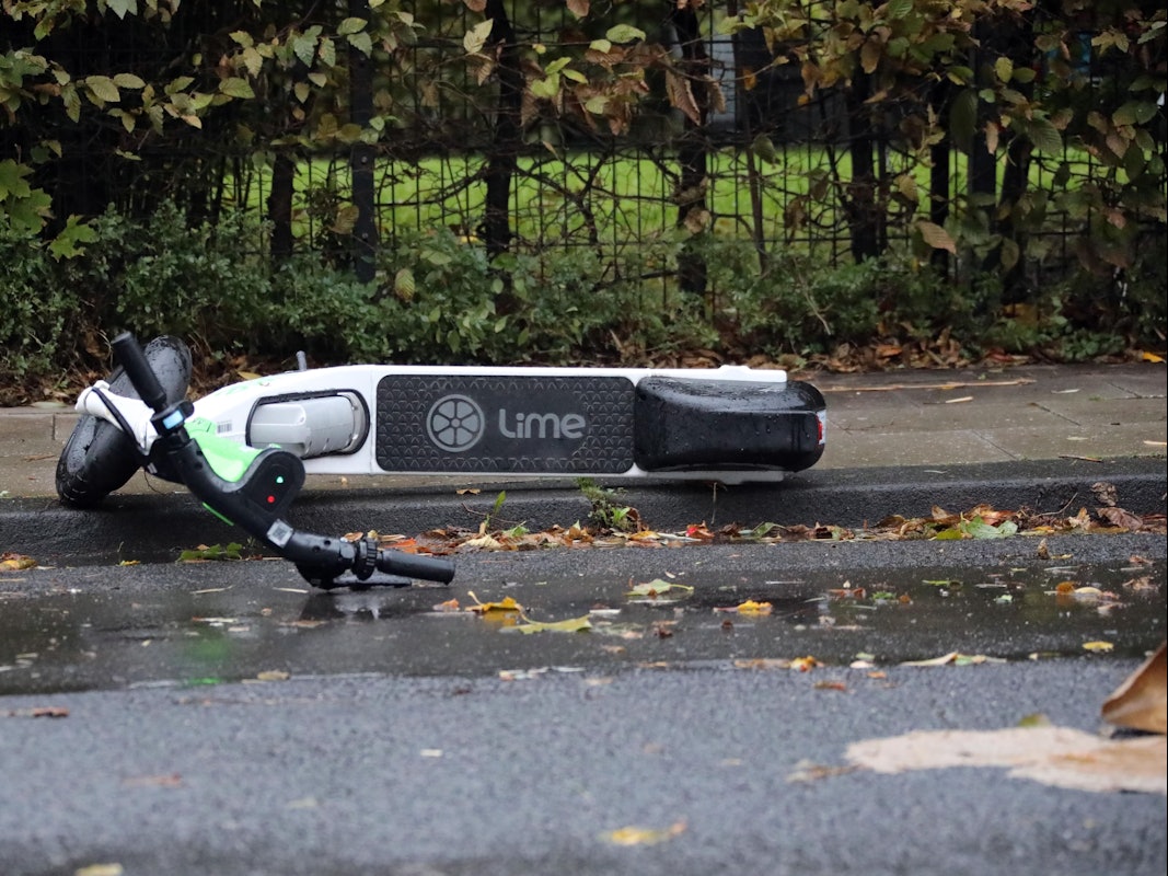 Das Foto vom 21. Oktober 2021 zeigt einen umgefallenen E-Scooter auf der Straße liegen.