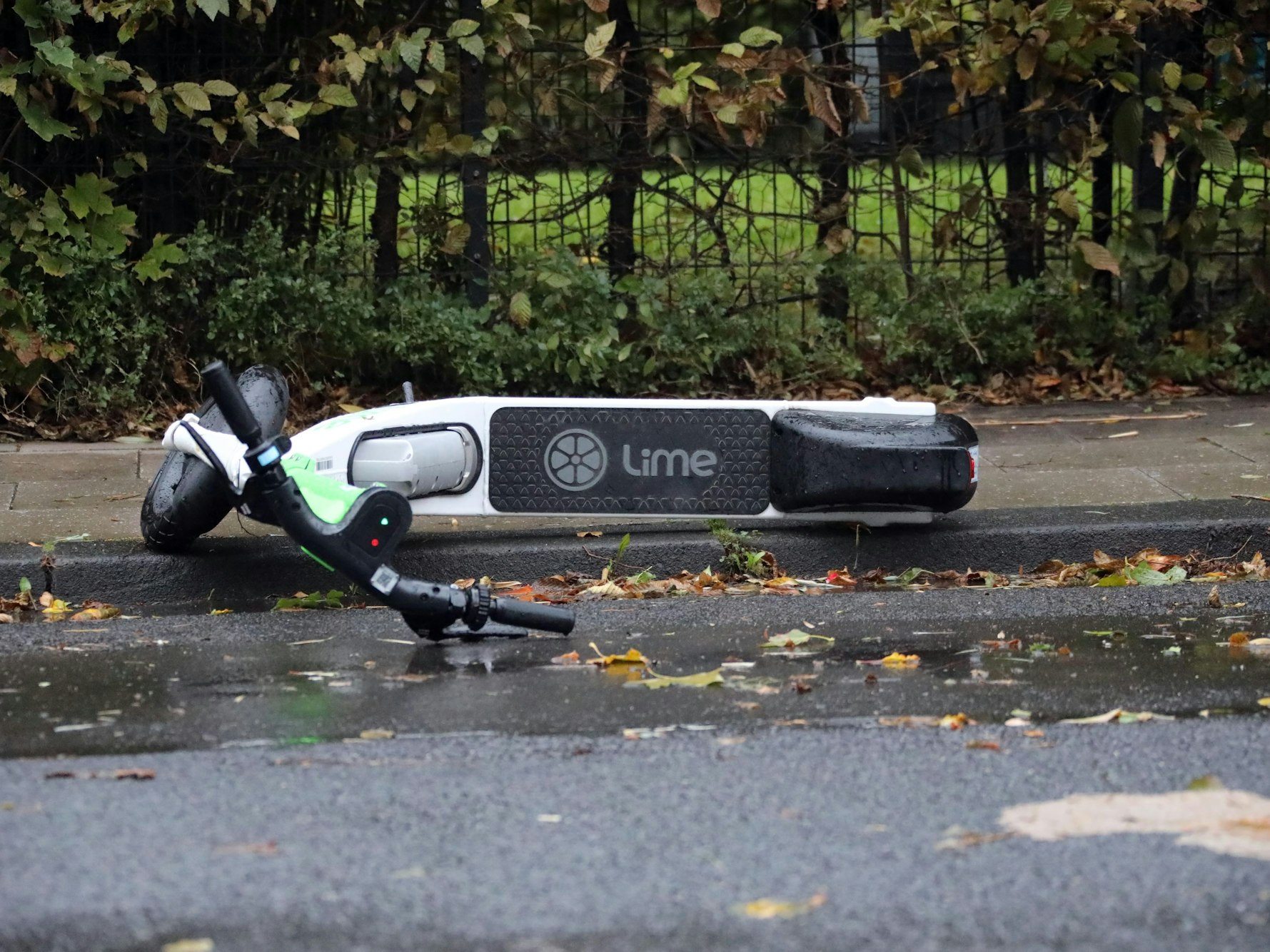 Das Foto vom 21. Oktober 2021 zeigt einen umgefallenen E-Scooter auf der Straße liegen.