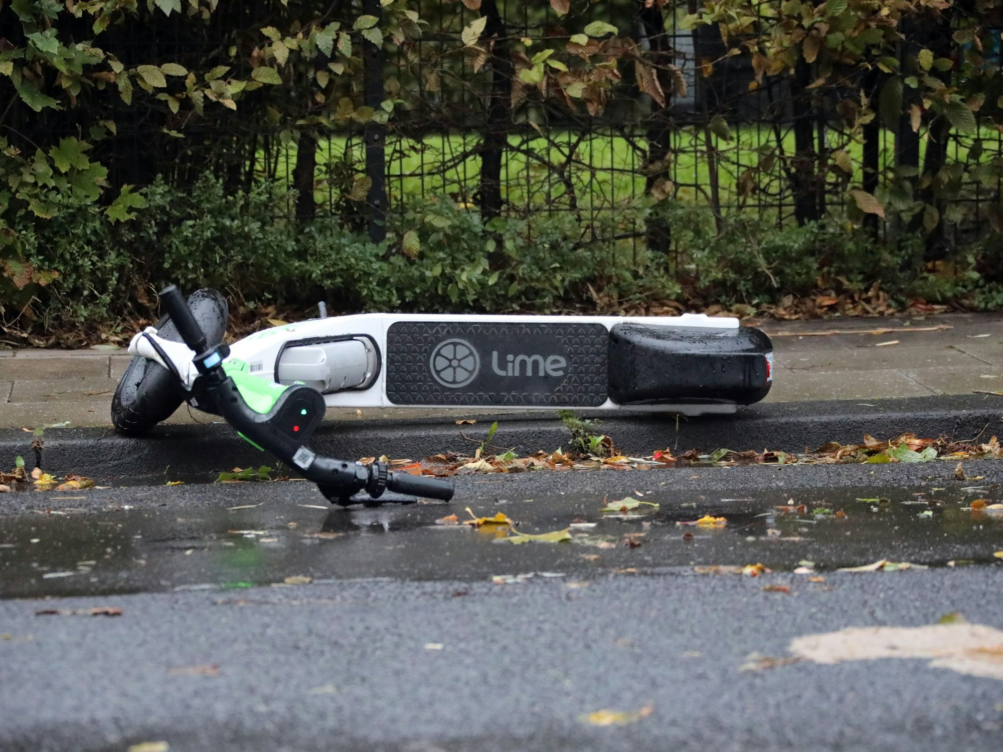 Das Foto vom 21. Oktober 2021 zeigt einen umgefallenen E-Scooter auf der Straße liegen.