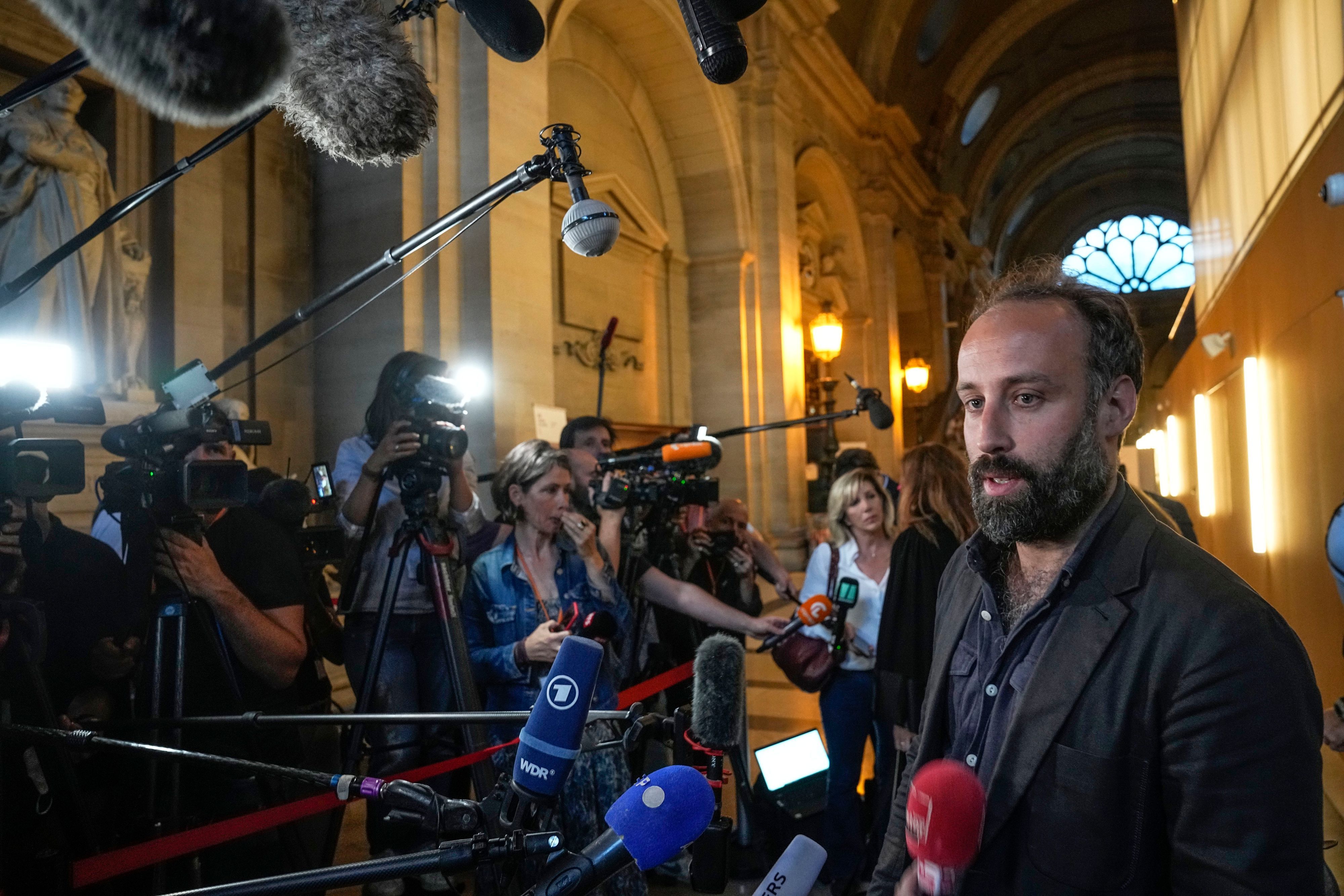 Arthur Deouveauxm Überlebender des Bataclan-Anschlags, äußert sich am 29. Juni 2022 vor Journalisten. Ein Pariser Gericht verurteilte die Attentäter zu langen Haftstrafen.
