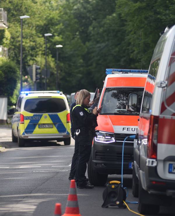 In Köln-Zollstock wurde zum Glück kein Blindgänger gefunden. Unser Foto zeigt Einsatzkräfte des Ordnungsamtes bei einem Bombenfund in Rodenkirchen am 3. Juni 2022.