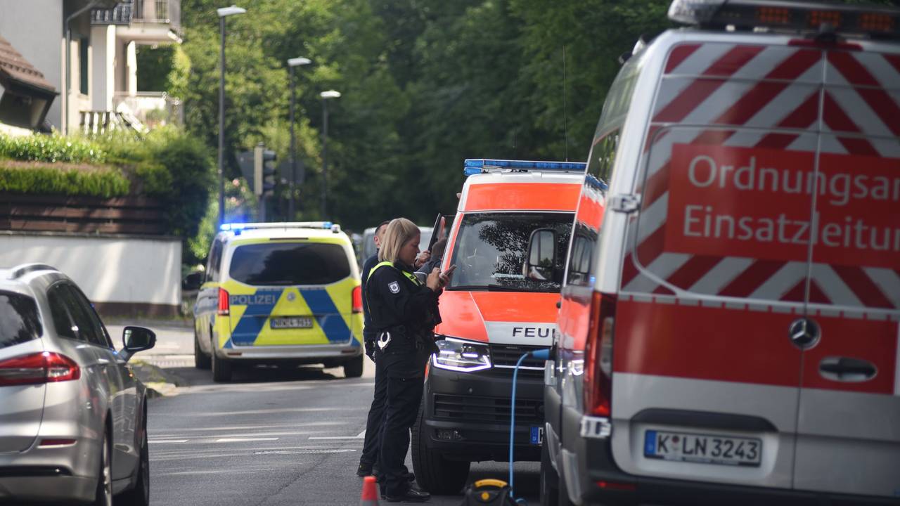 In Köln-Zollstock wurde zum Glück kein Blindgänger gefunden. Unser Foto zeigt Einsatzkräfte des Ordnungsamtes bei einem Bombenfund in Rodenkirchen am 3. Juni 2022.