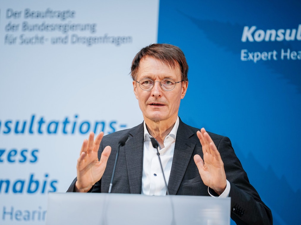 Das Foto vom 30. Juni 2022 zeigt den Bundesgesundheitsminister bei der Expertenanhörung.