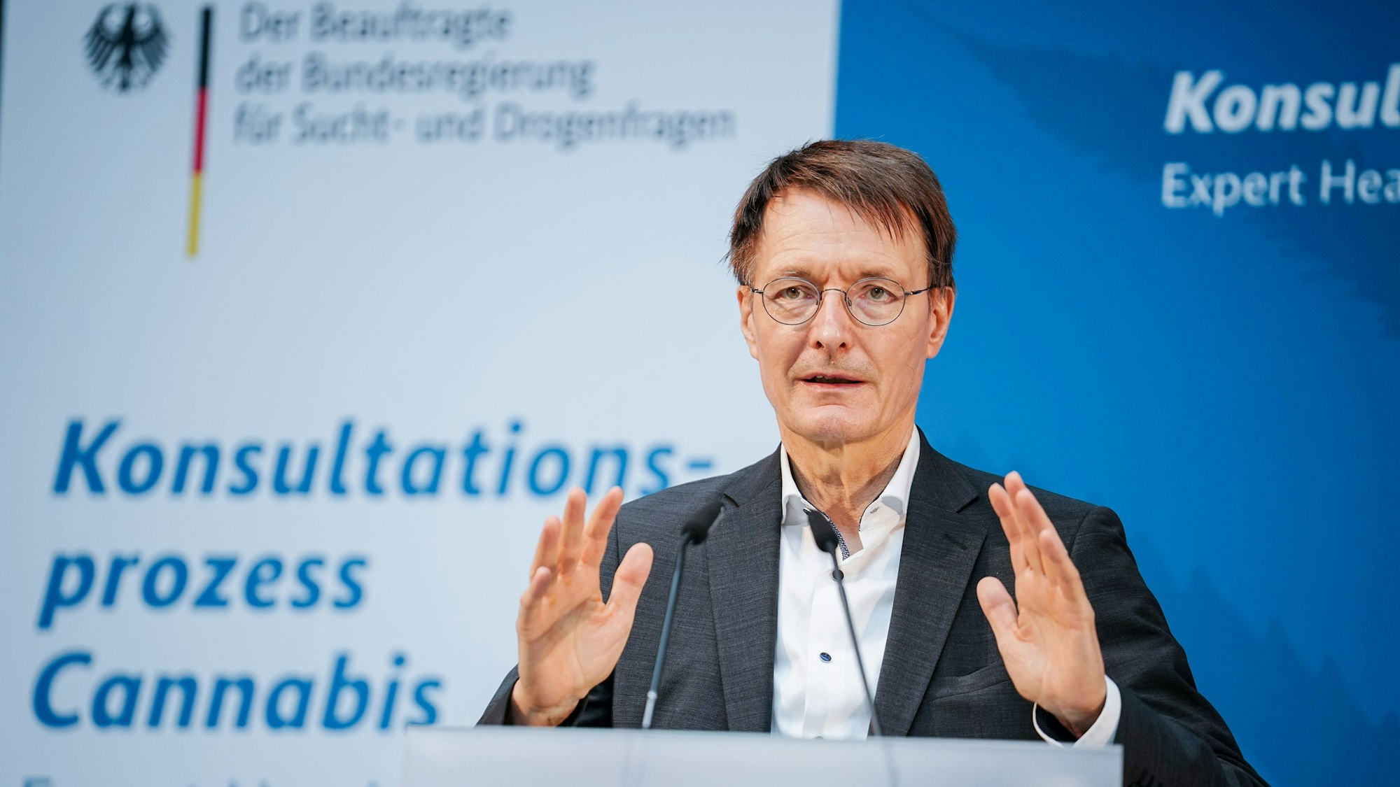 Karl Lauterbach spricht bei der Expertenanhörung zur Vorbereitung der geplanten kontrollierten Abgabe von Cannabis an Erwachsene in Deutschland.