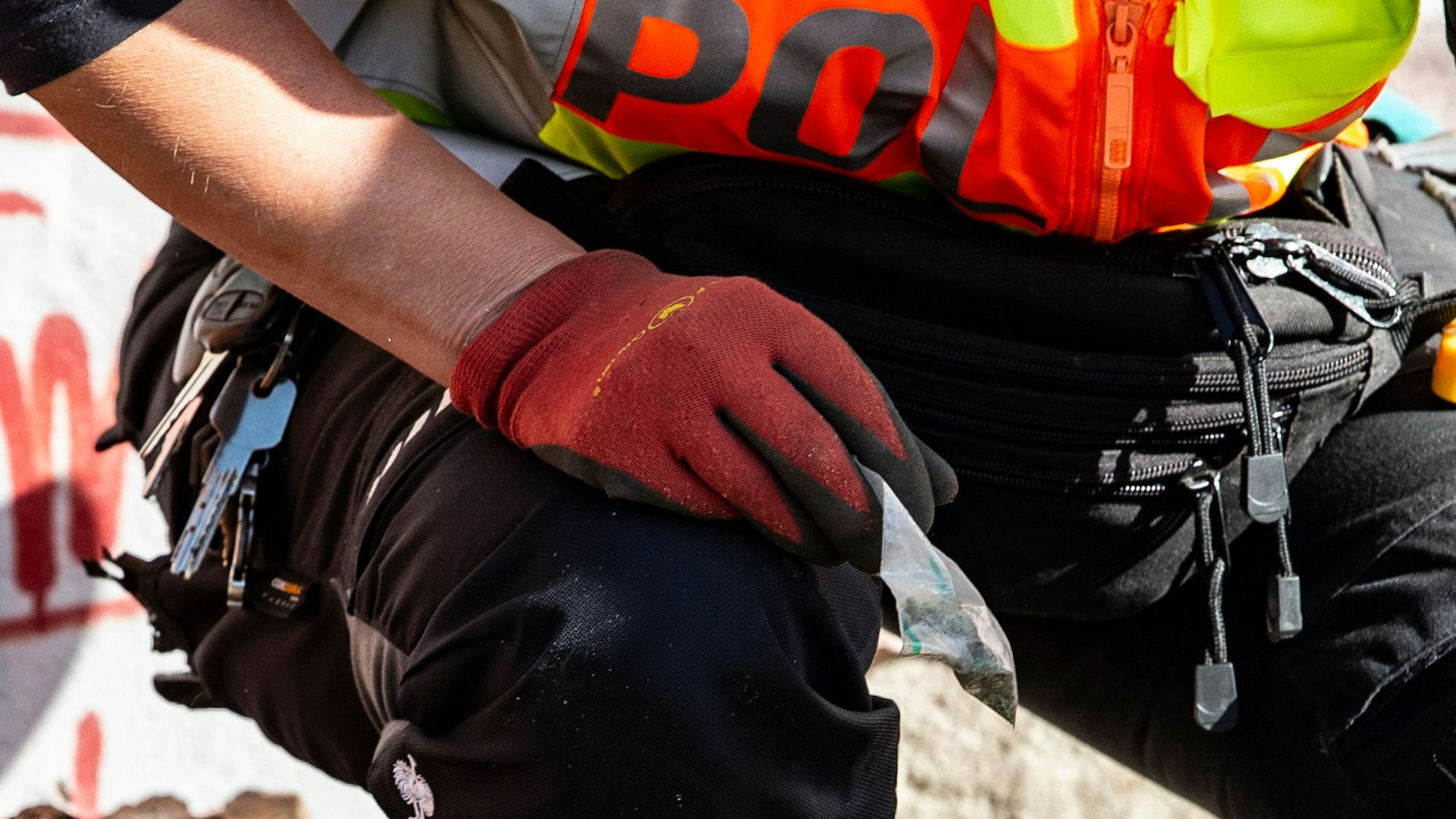 Eine Polizeibeamtin hält im Görlitzer Park in Berlin am 6. September 2019 ein Tütchen mit Drogen in der Hand.