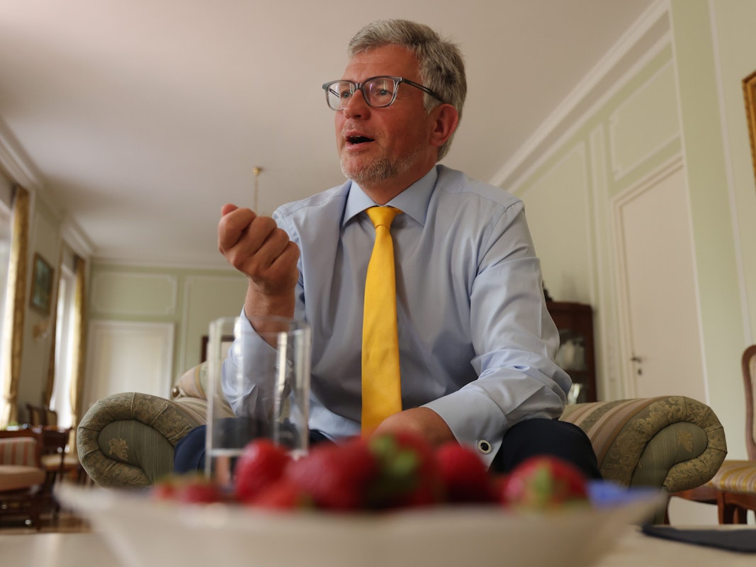 Der Botschafter der Ukraine in Deutschland, Andrij Melnyk, zeigte sich auf Twitter empört über den Appell von mehreren Prominenten in Deutschland. Hier ist er am 6. Juni während eines Interviews in Berlin zu sehen.