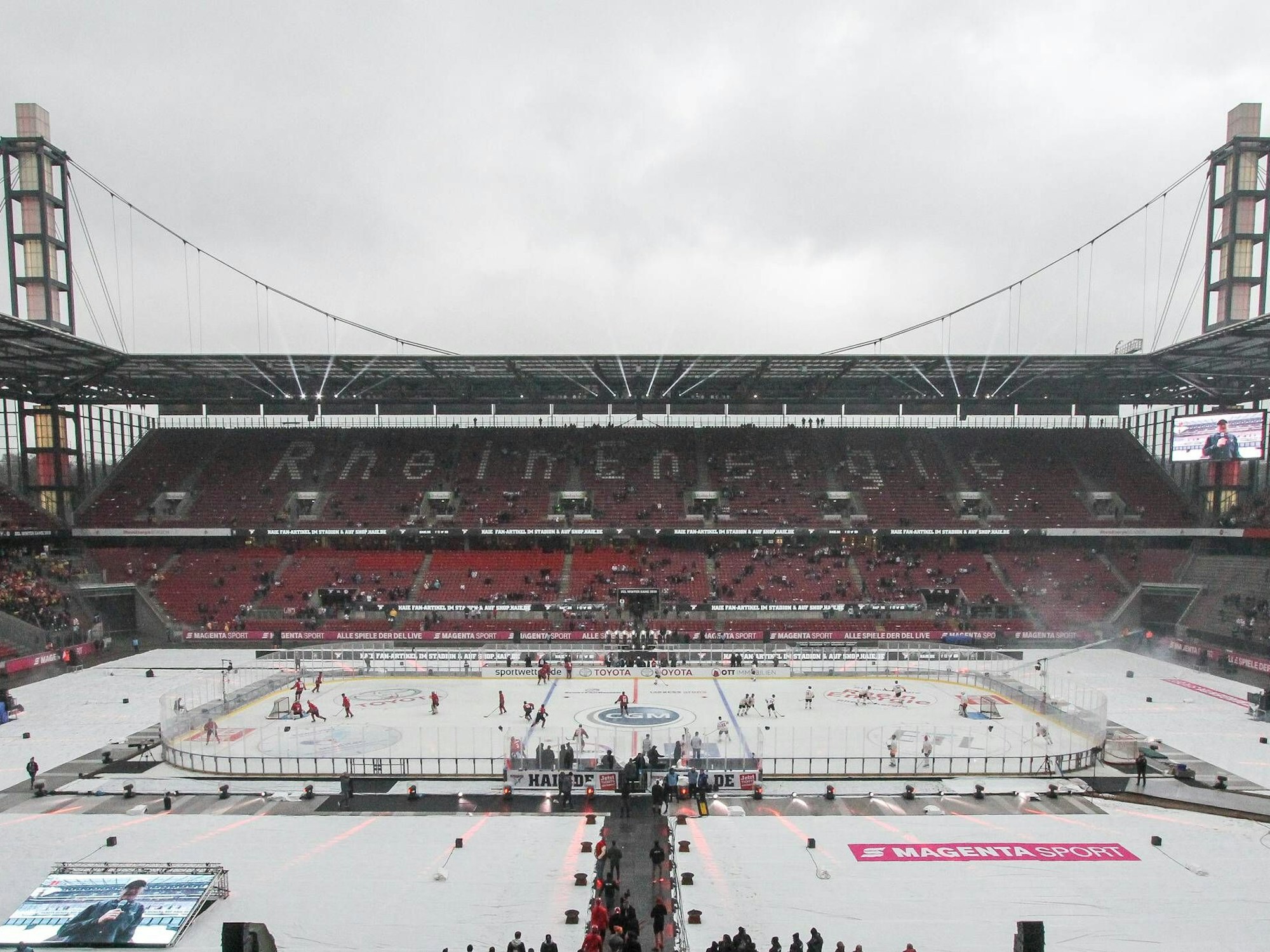 Das Rhein-Energie-Stadion beim Winter Game der Kölner Haie gegen die Düsseldorfer EG im Jahr 2019.