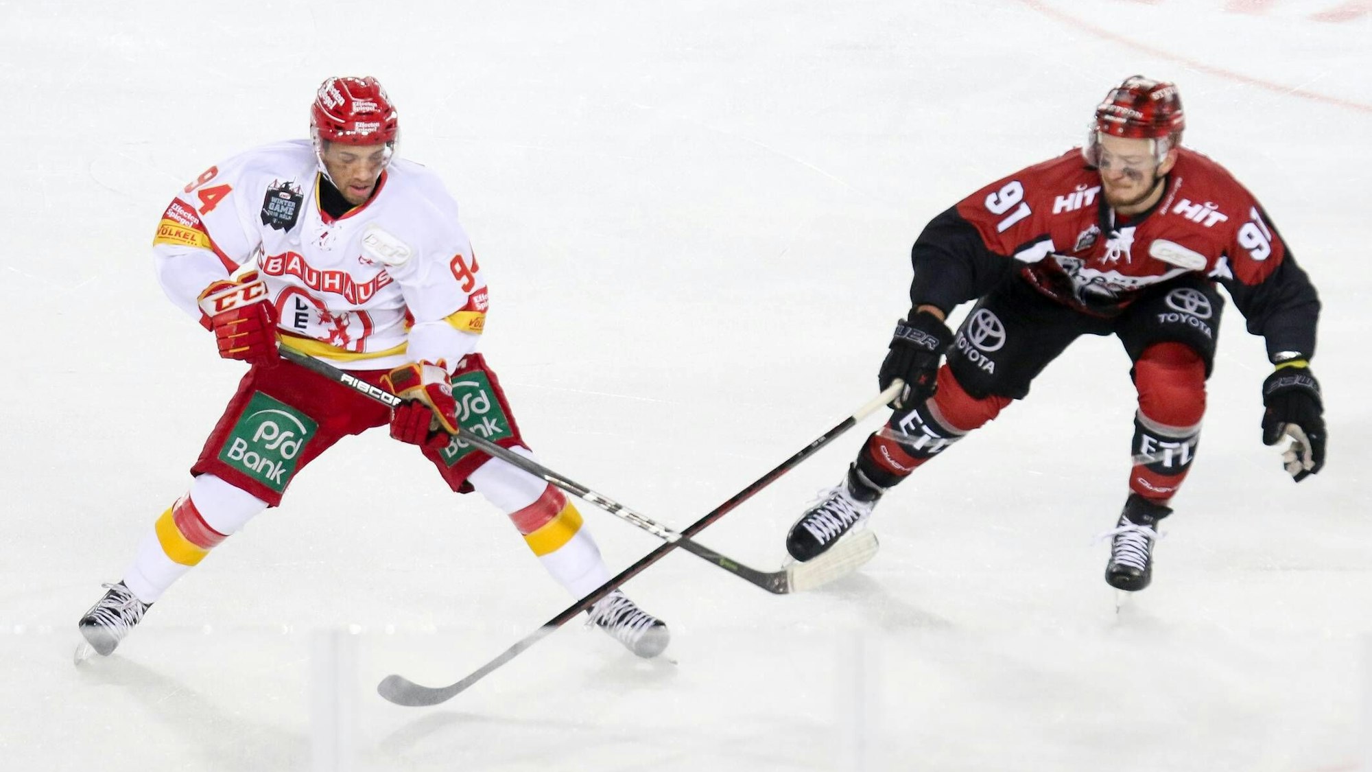 Lukas Laub kämpft mit Moritz Müller um den Puck