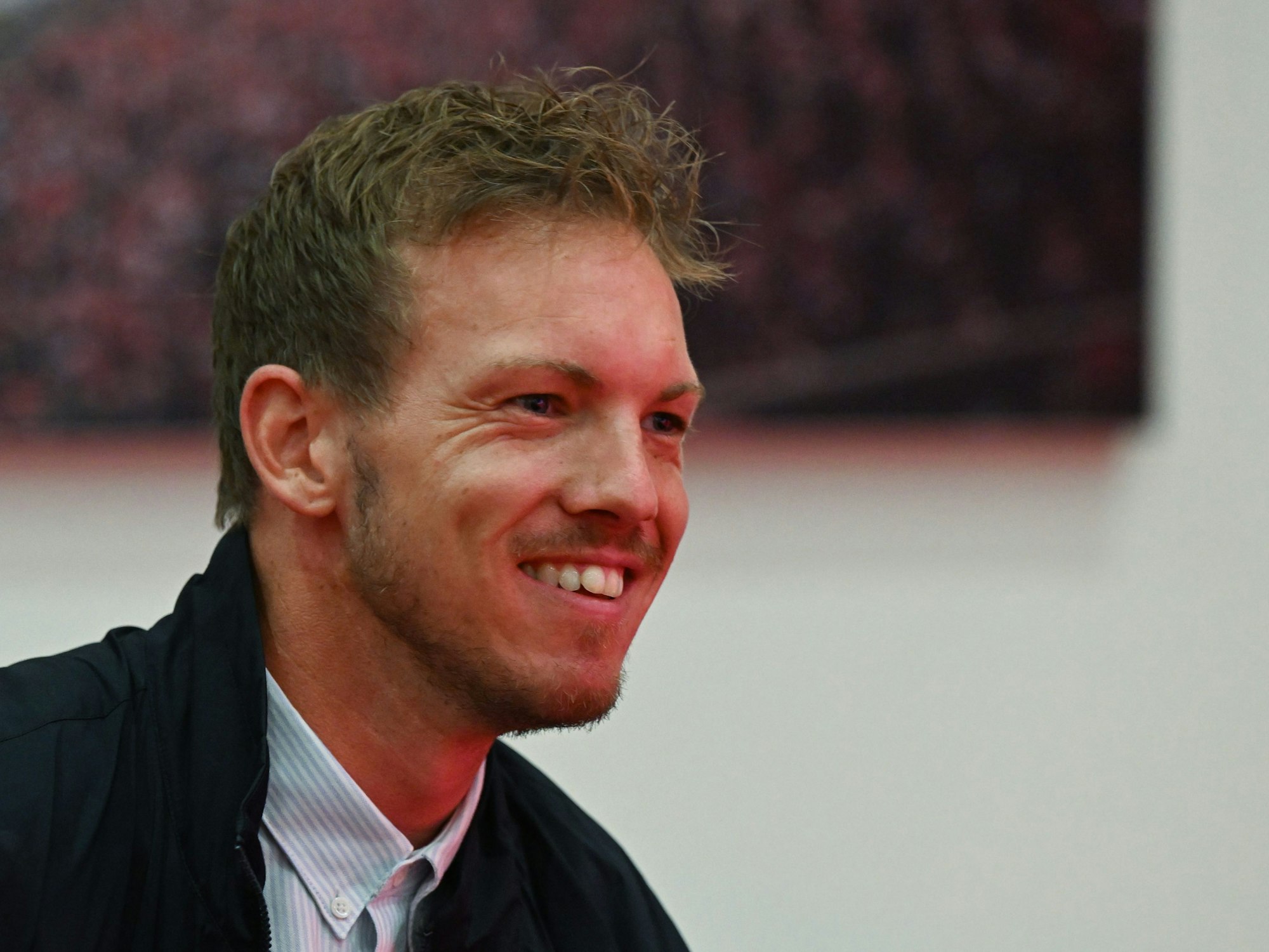 Julian Nagelsmann lächelt auf einem Foto.