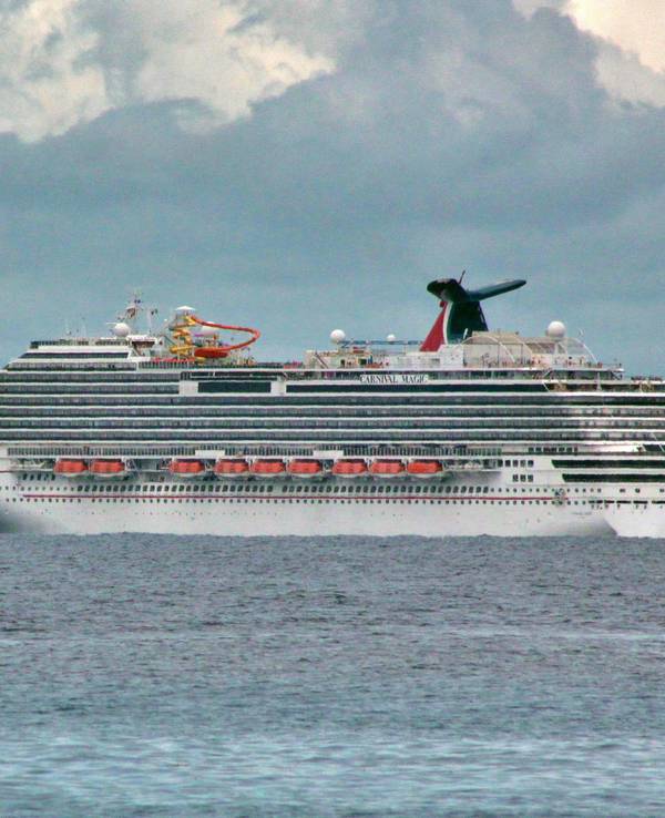 Das Kreuzfahrtschiff Carnival Magic ist im Oktober 2014 in der Karibik zu sehen. Die Aufnahme dient als Symbolfoto.