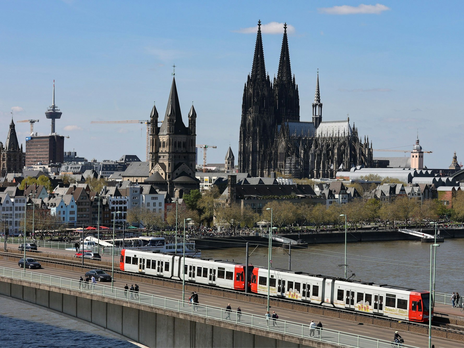 Autos und KVB-Bahn auf der Deutzer Brücke in Köln.