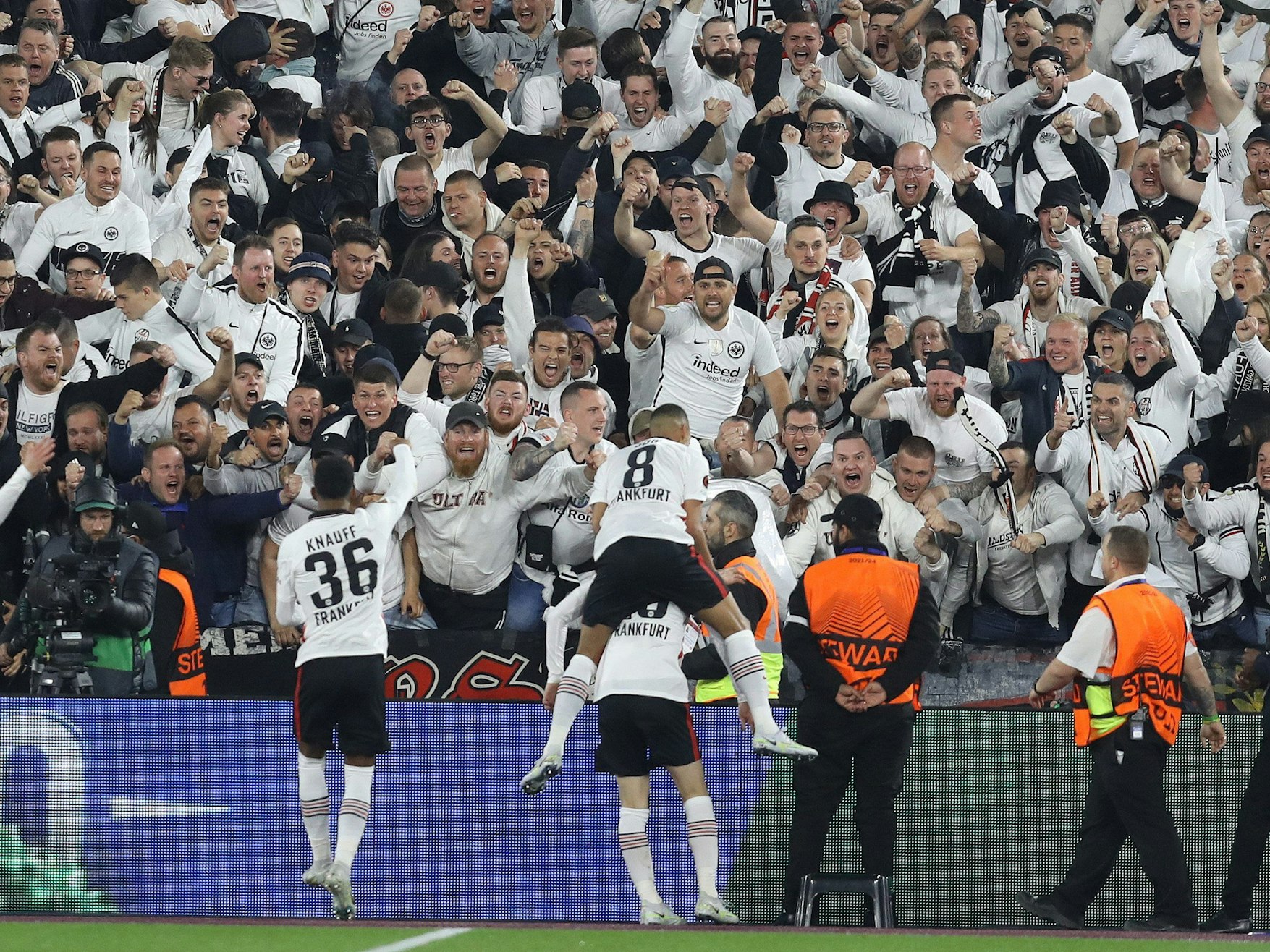 Die Spieler von Eintracht Frankfurt jubeln nach dem 1:2 mit ihren Fans´bei West Ham.