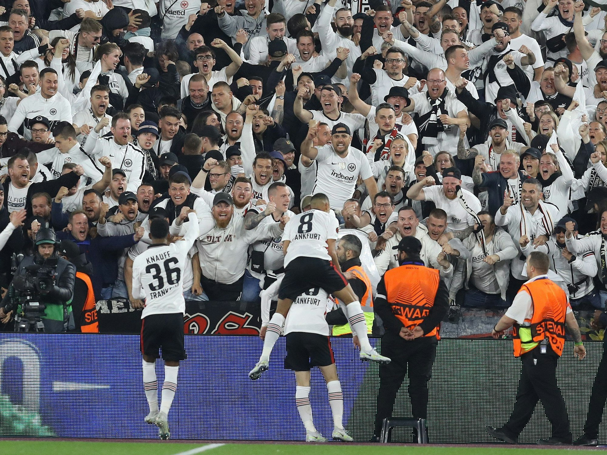 Die Spieler von Eintracht Frankfurt jubeln nach dem 1:2 mit ihren Fans´bei West Ham.