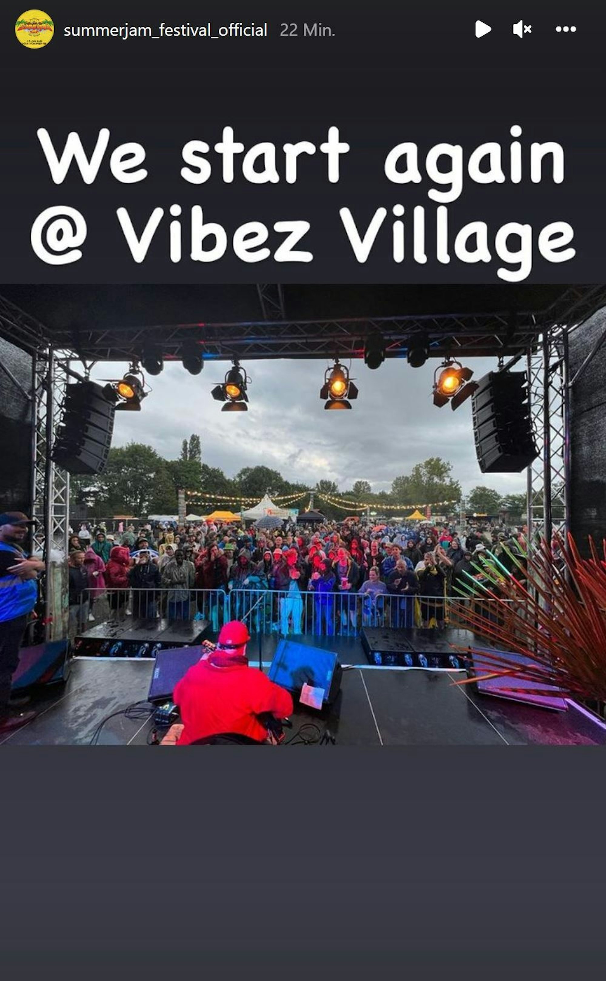 Die Summerjam-Bühne am Fühlinger See in Köln am 30. Juni 2022, nachdem das Programm kurzzeitig wegen der Sturmwarnung unterbrochen wurde.