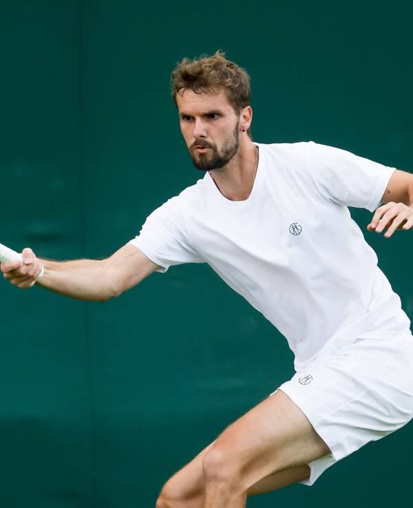 1. Runde in Wimbledon: Oscar Otte spielt eine Vorhand gegen Peter Gojowczyk.