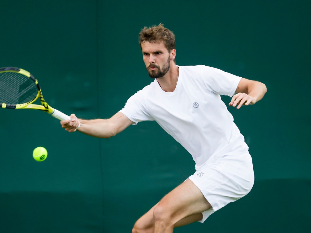 1. Runde in Wimbledon: Oscar Otte spielt eine Vorhand gegen Peter Gojowczyk.