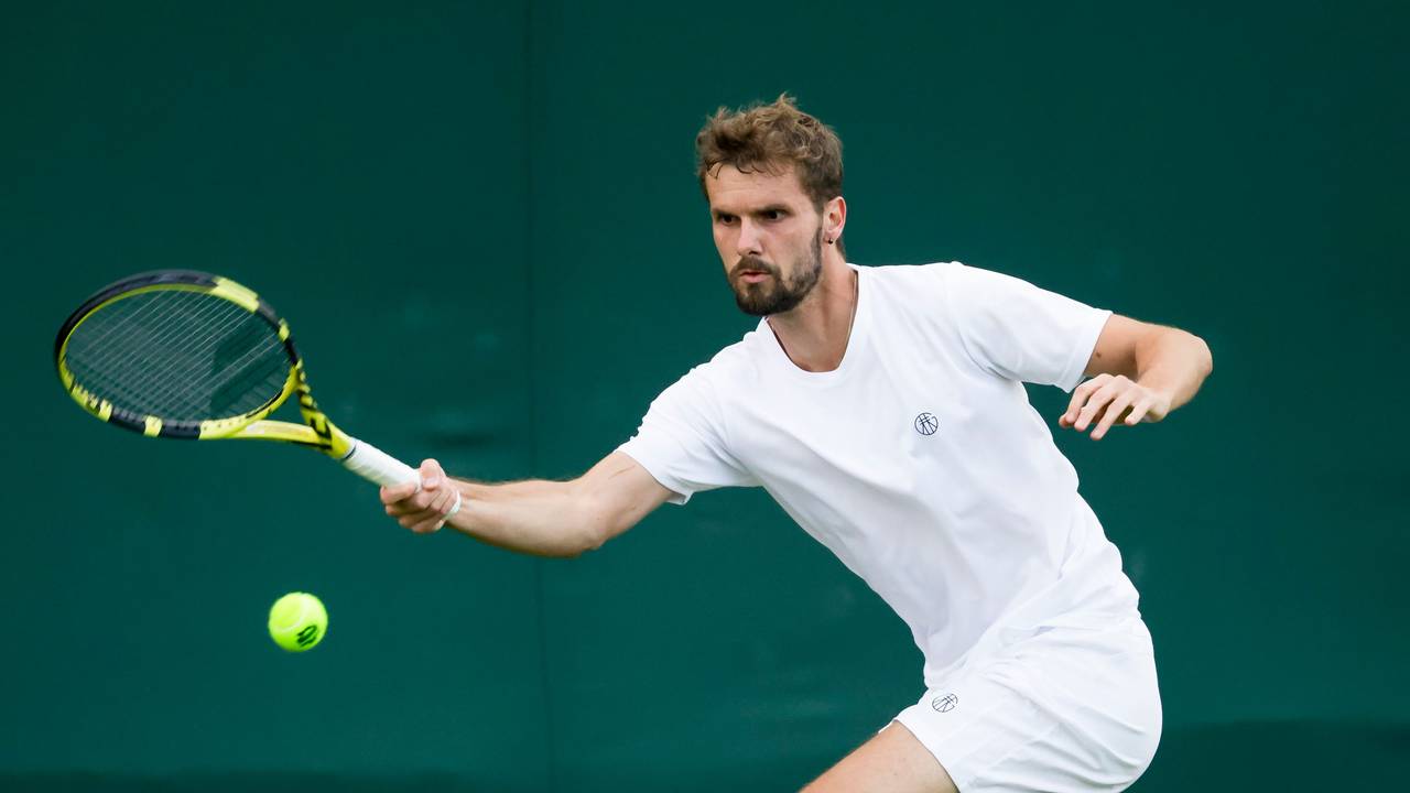 1. Runde in Wimbledon: Oscar Otte spielt eine Vorhand gegen Peter Gojowczyk.