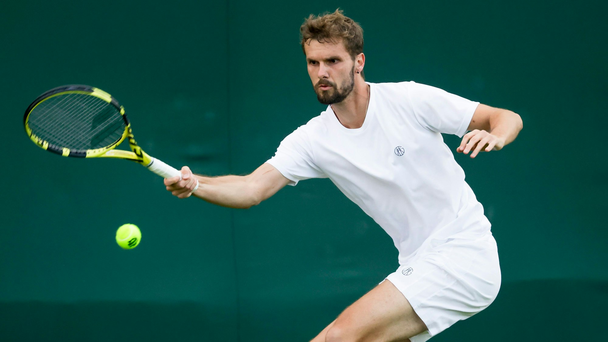 1. Runde in Wimbledon: Oscar Otte spielt eine Vorhand gegen Peter Gojowczyk.