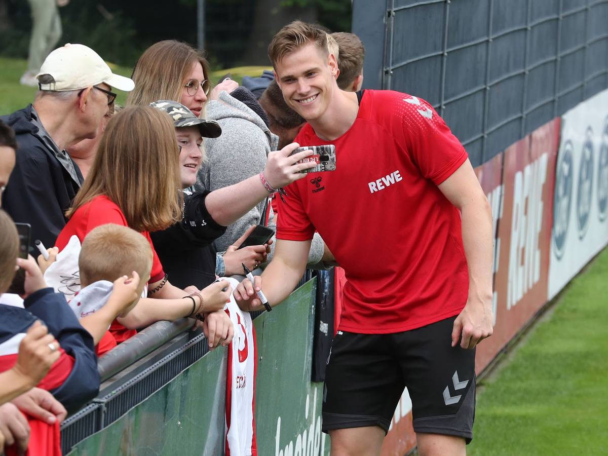 1. FC Köln: Steffen Tigges lässt sich mit Fans fotografieren.