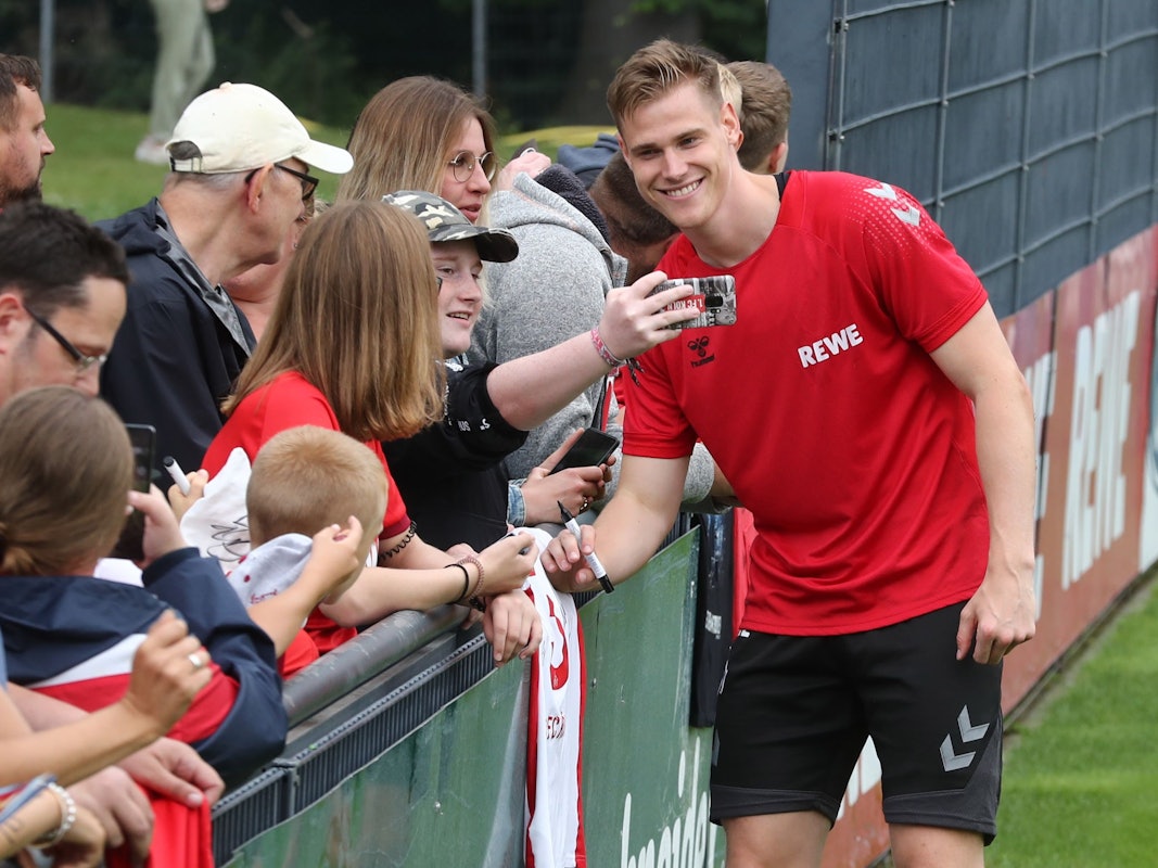 1. FC Köln: Steffen Tigges lässt sich mit Fans fotografieren.