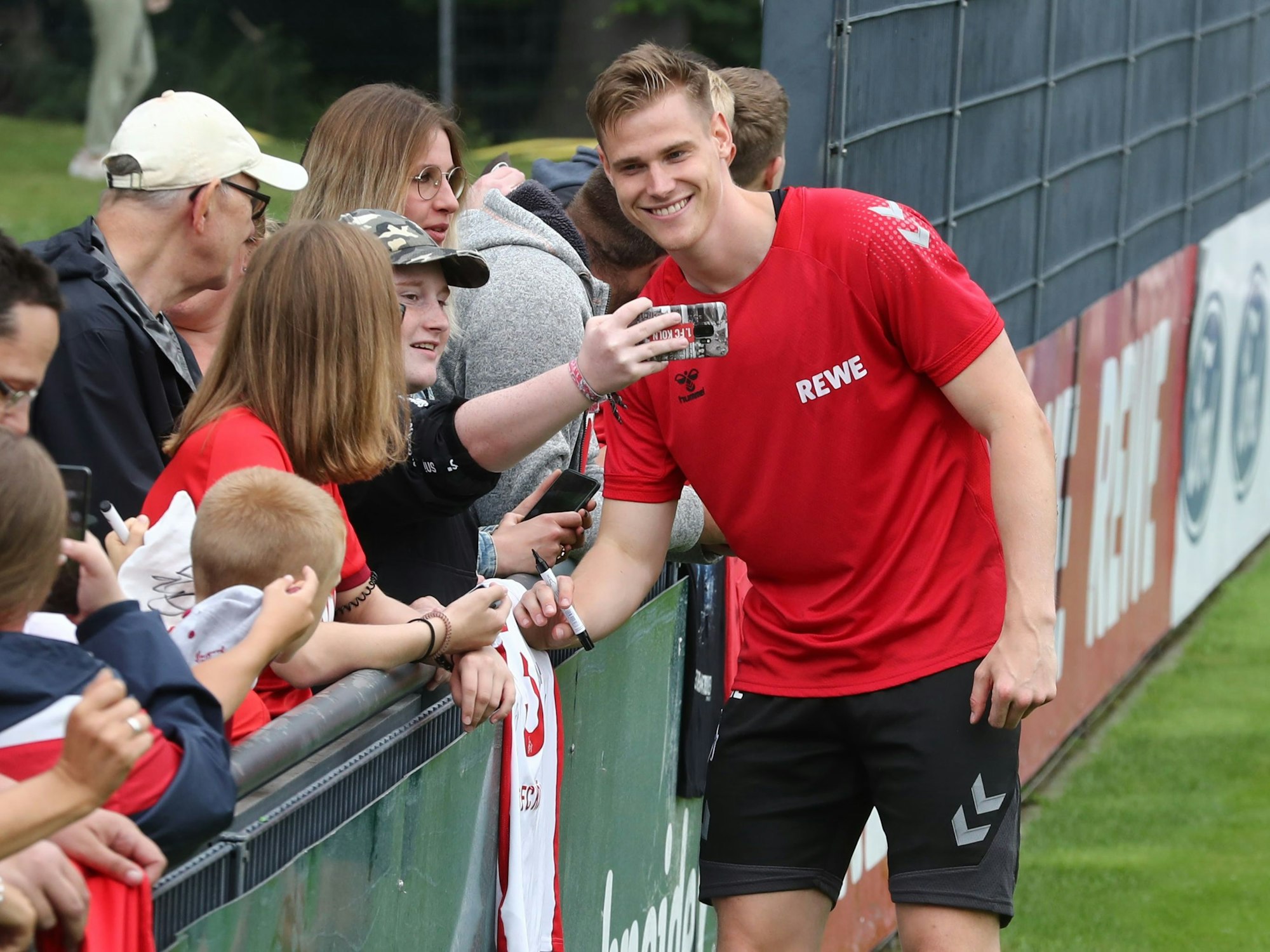 1. FC Köln: Steffen Tigges lässt sich mit Fans fotografieren.