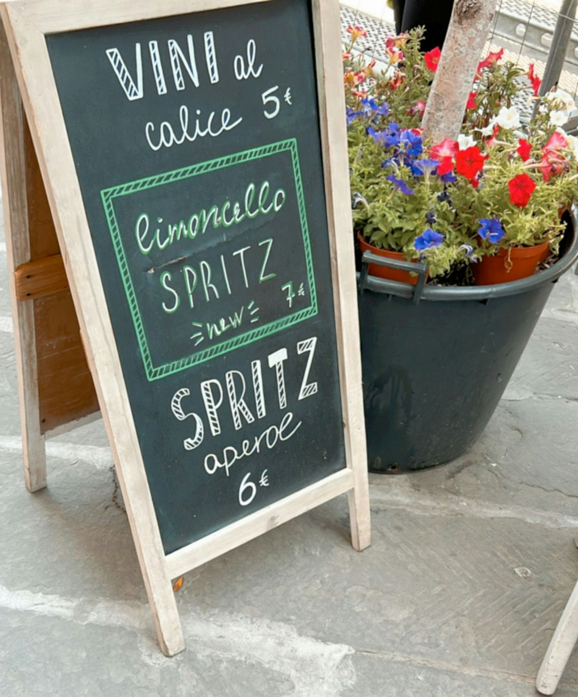 Preisschild eines italienischen Lokals in Florenz, bei dem ein Aperol Spritz zum Beispiel bei 6 Euro liegt.