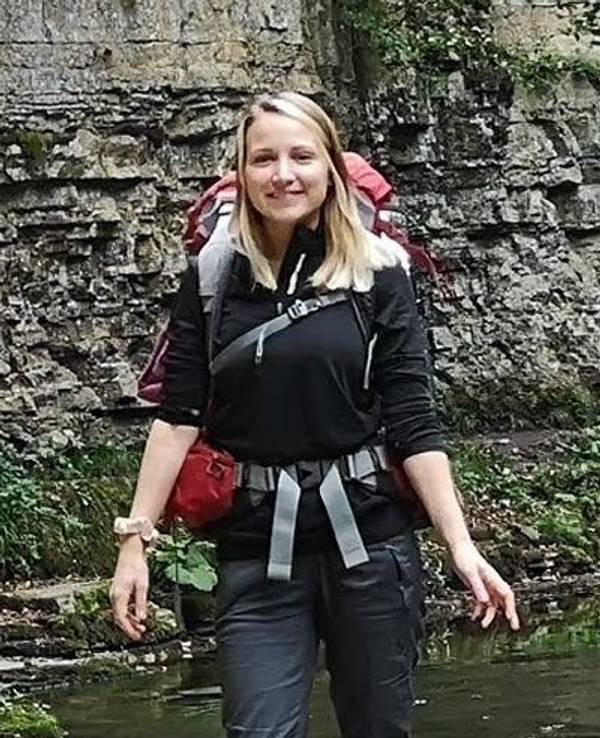 Das Fahndungsfoto der Polizei zeigt Scarlett S. aus Bad Lippspringe (NRW). Im Fall der seit fast zwei Jahren vermissten jungen Schwarzwald-Wanderin gehen die Ermittlerinnen und Ermittler neuen Hinweisen nach.