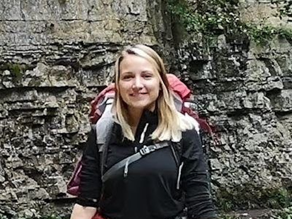 Das Fahndungsfoto der Polizei zeigt Scarlett S. aus Bad Lippspringe (NRW). Im Fall der seit fast zwei Jahren vermissten jungen Schwarzwald-Wanderin gehen die Ermittlerinnen und Ermittler  neuen Hinweisen nach.