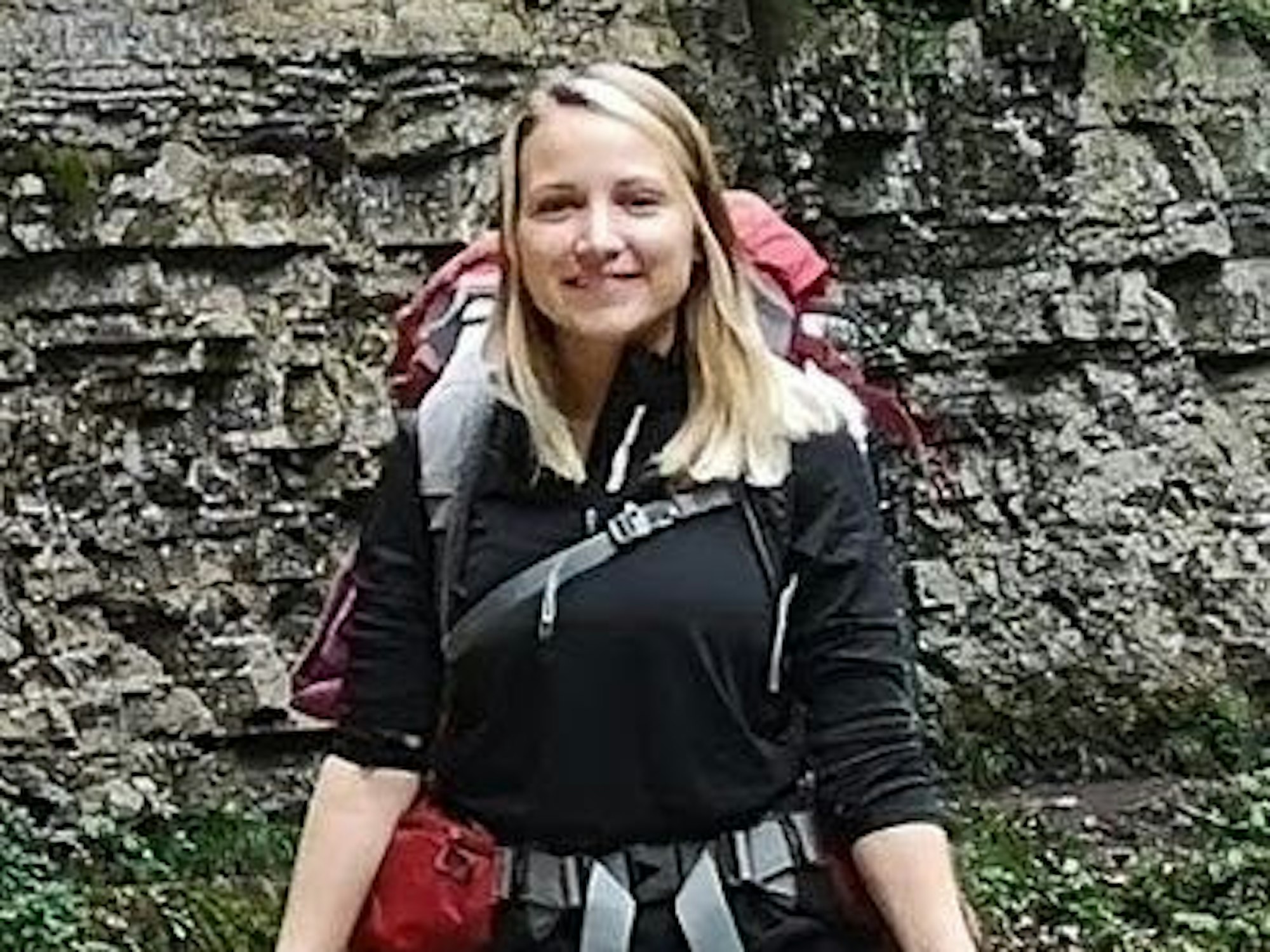 Das Fahndungsfoto der Polizei zeigt Scarlett S. aus Bad Lippspringe (NRW). Im Fall der seit fast zwei Jahren vermissten jungen Schwarzwald-Wanderin gehen die Ermittlerinnen und Ermittler neuen Hinweisen nach.