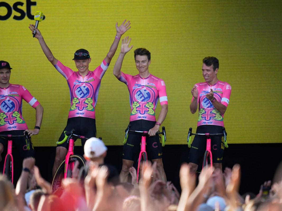 Die Fahrer von EF Education EasyPost in ihren neuen Trikots.