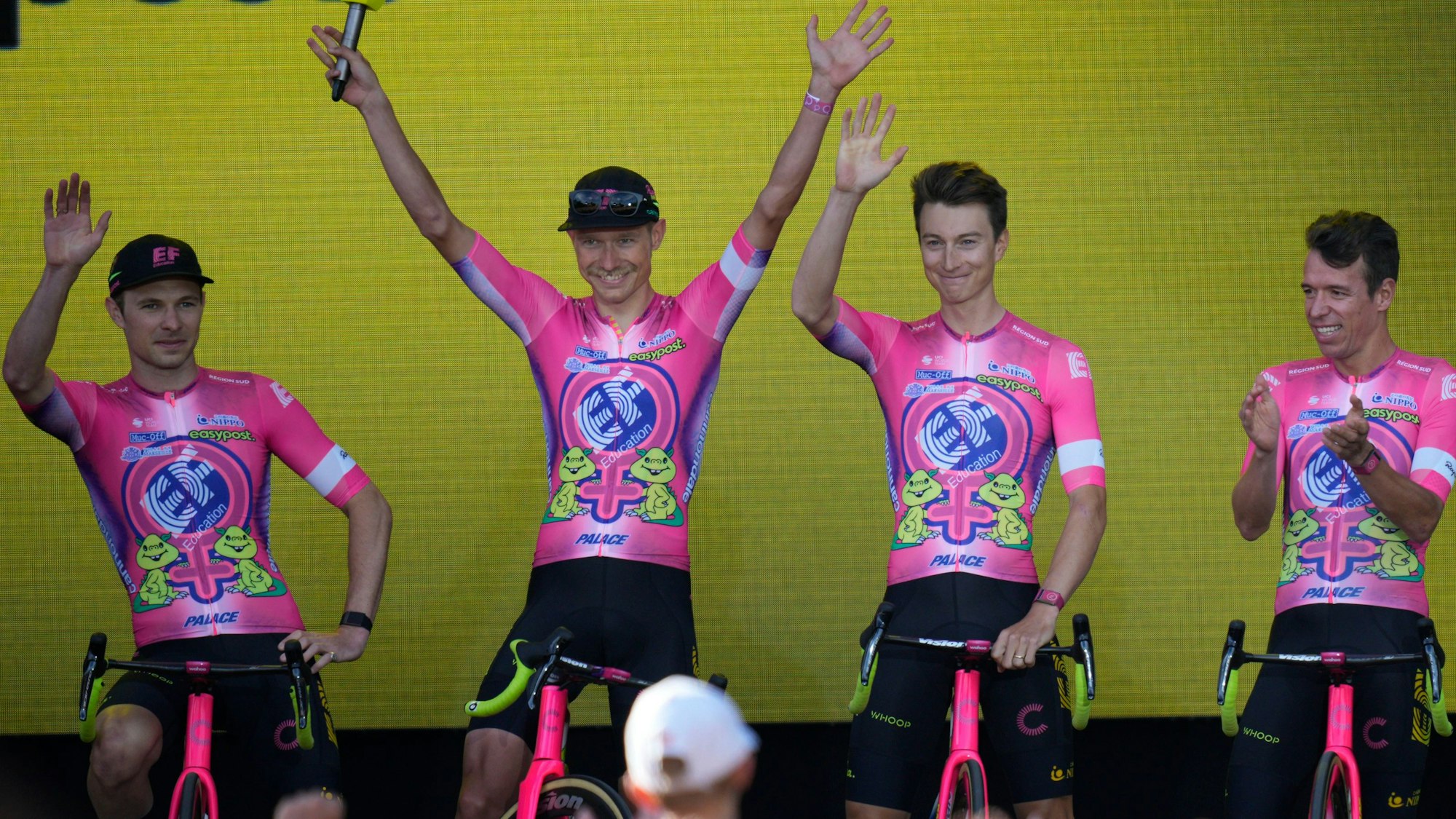 Die Fahrer von EF Education EasyPost in ihren neuen Trikots.