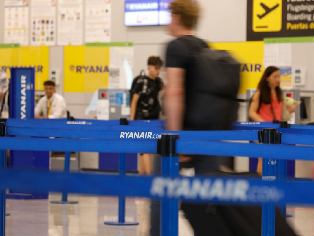 Menschen kommen zu den Abfertigungsschaltern von Ryanair am Flughafen Palma de Mallorca.