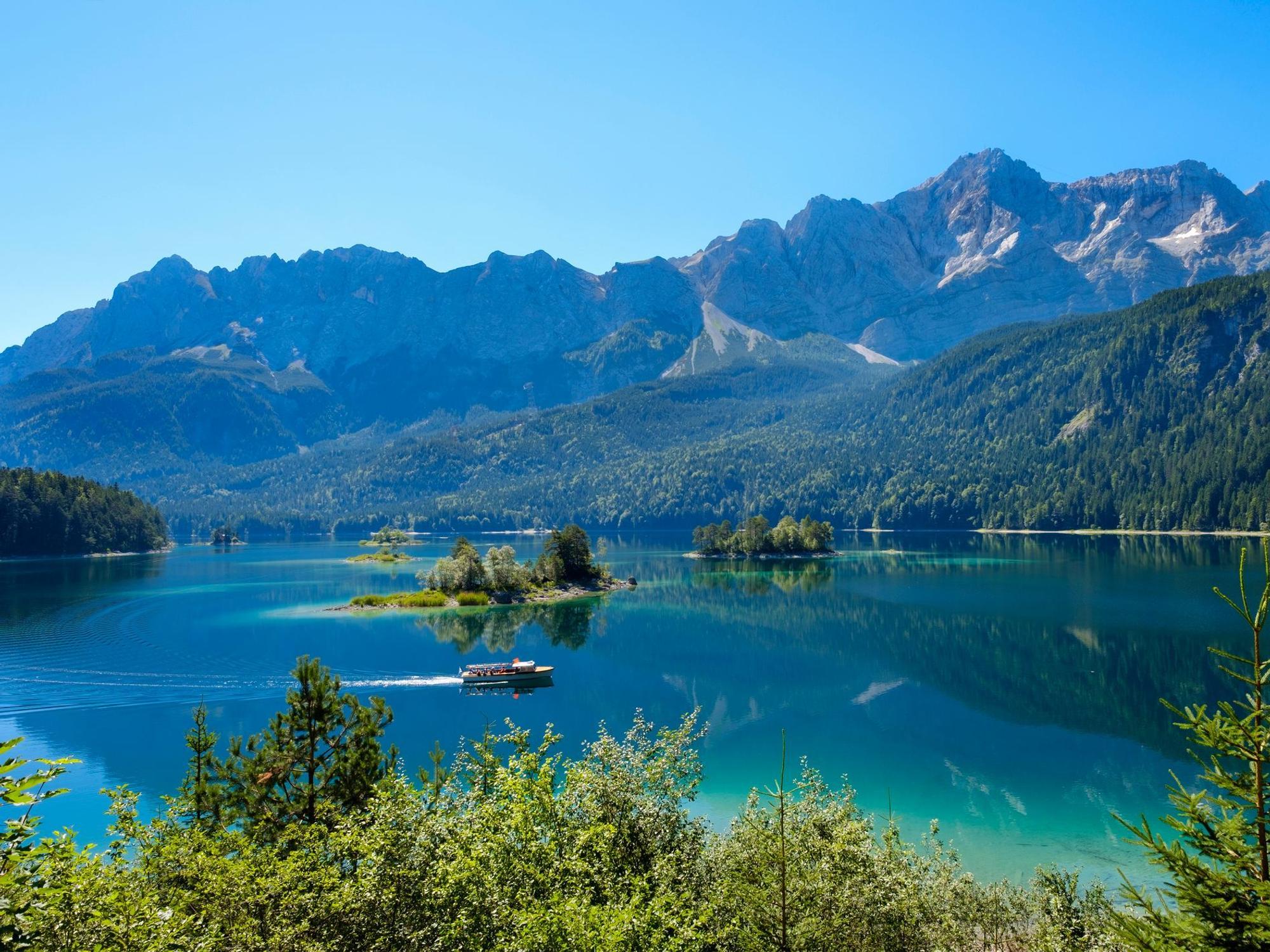 Der Eibsee gehört zu den bekanntesten Seen in Bayern.