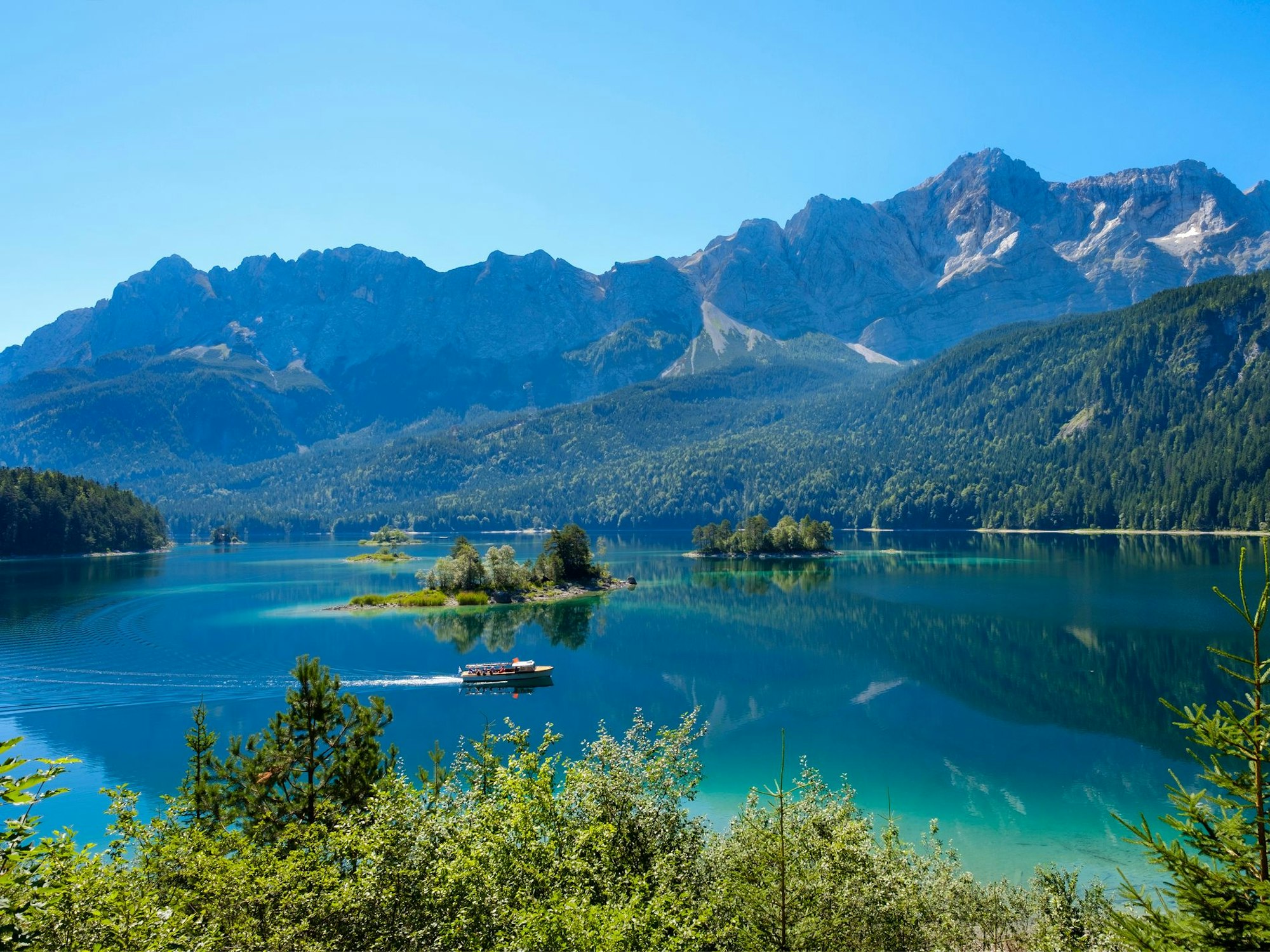 Der Eibsee gehört zu den bekanntesten Seen in Bayern.