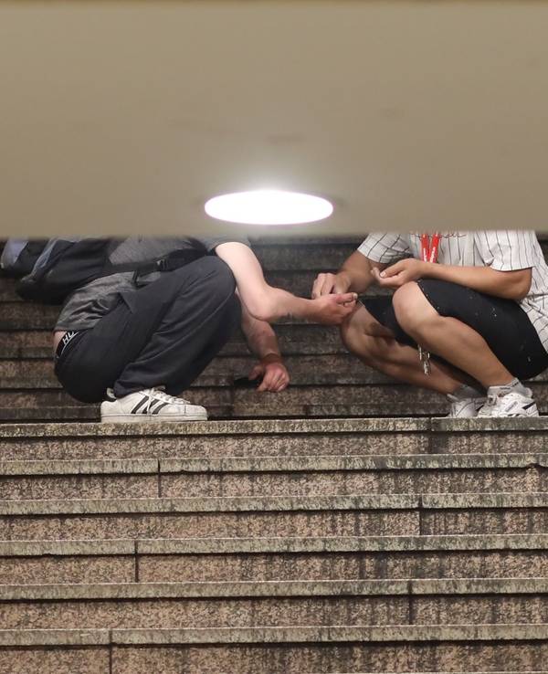 Dealer und Konsumenten treffen sich auf der Treppe der HUGO-Passage am Neumarkt (Foto vom 28. Juni 2022).