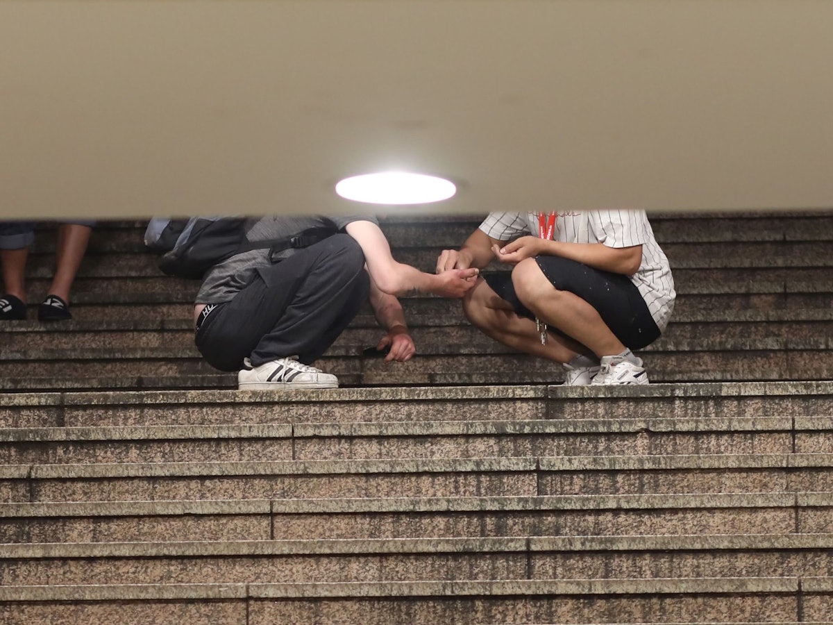 Dealer und Konsumenten treffen sich auf der Treppe der HUGO-Passage am Neumarkt (Foto vom 28. Juni 2022).