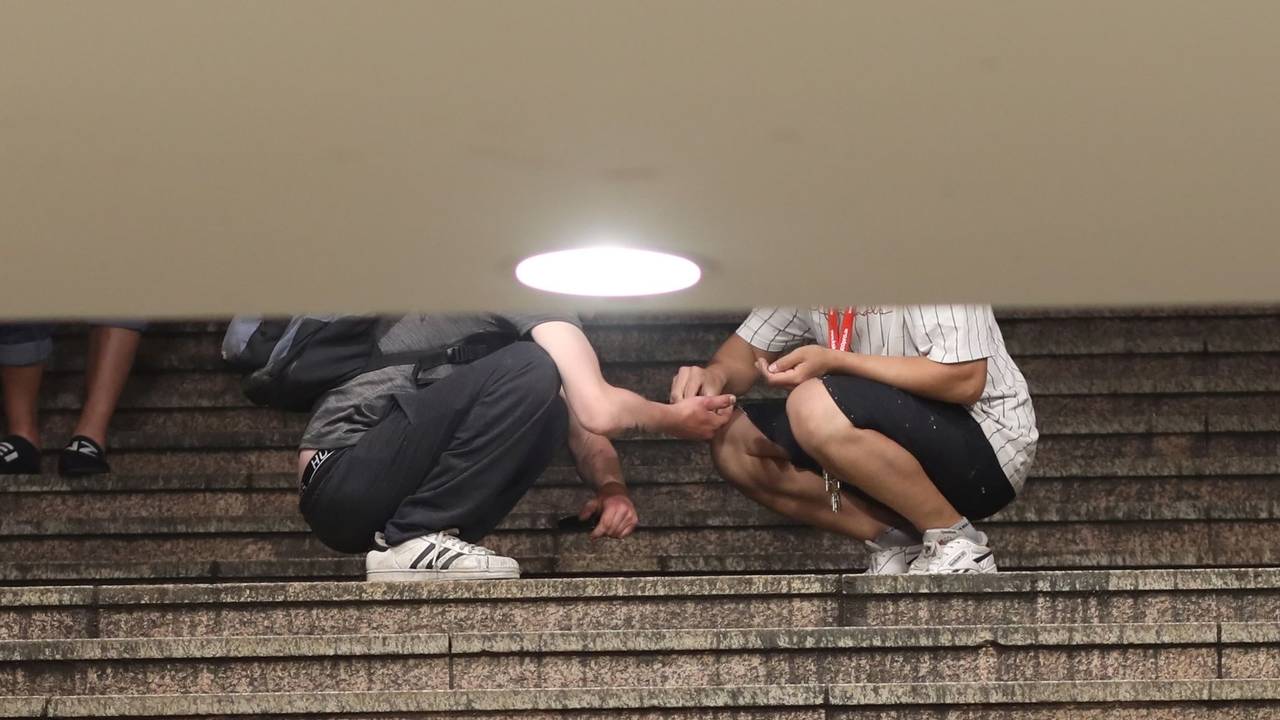 Dealer und Konsumenten treffen sich auf der Treppe der HUGO-Passage am Neumarkt (Foto vom 28. Juni 2022).