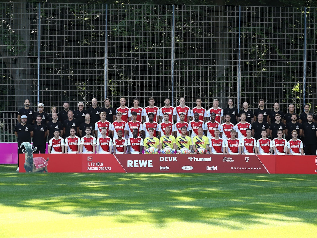 Profis und Staff des 1. FC Köln auf dem gemeinsamen Mannschaftsfoto.