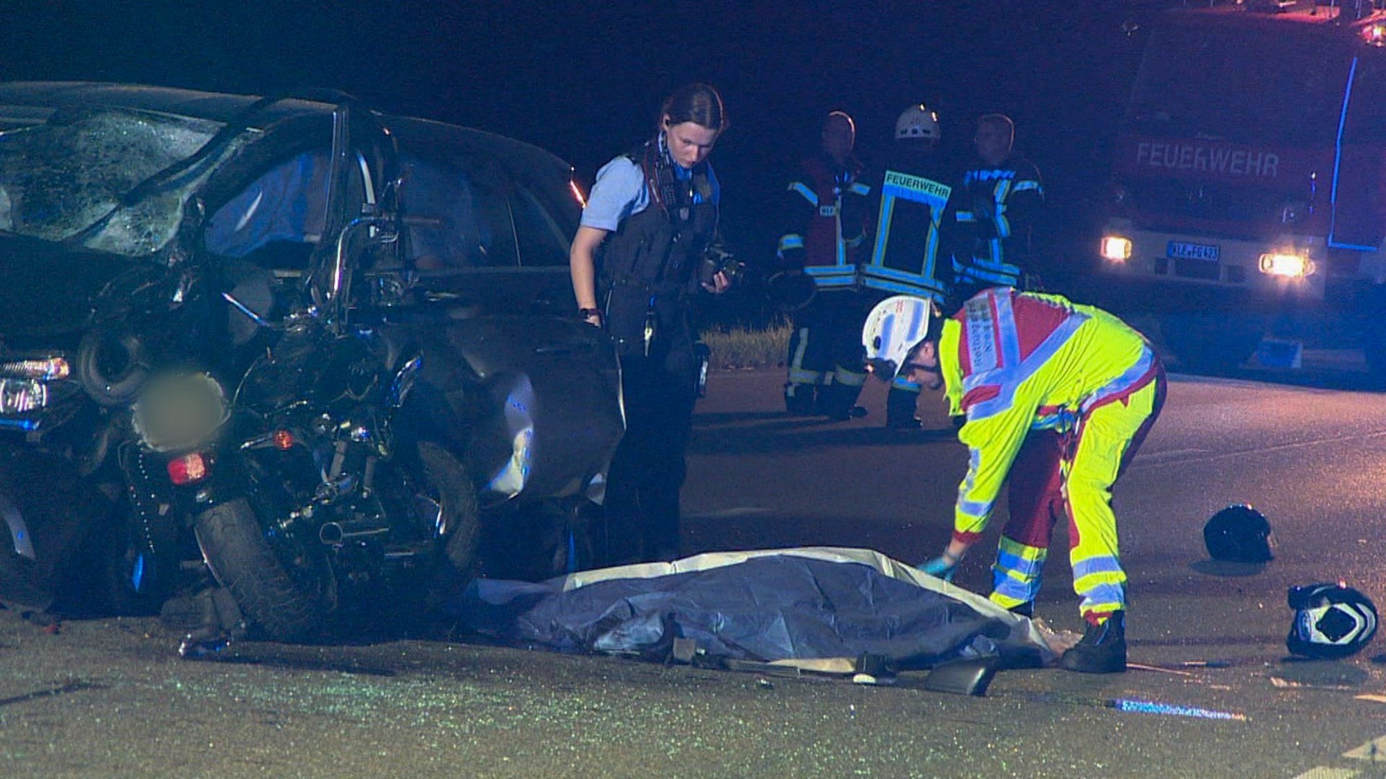Polizei und Rettungskräfte kümmern sich an einer Unfallstelle um geborgene Leichen.
