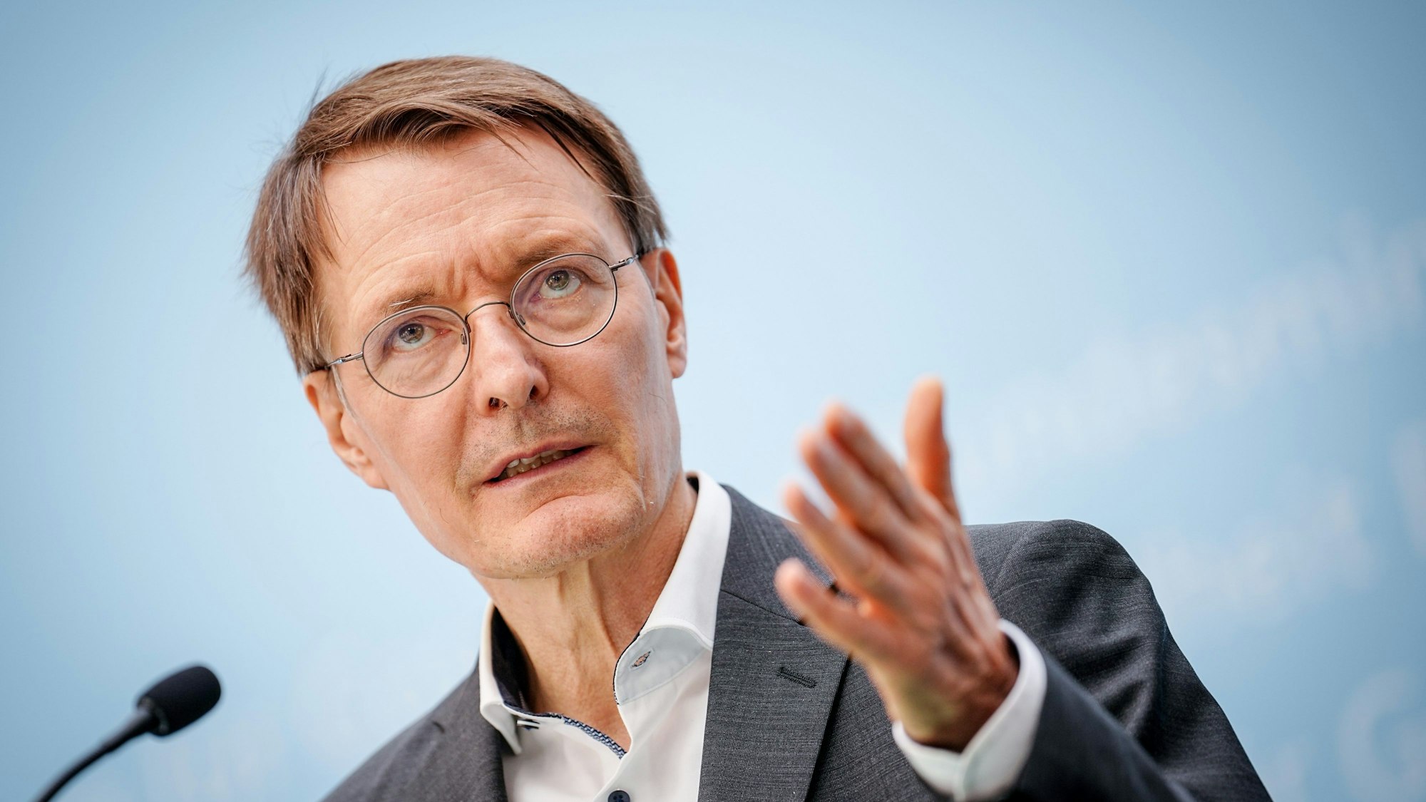Die Kassenärztlichen Vereinigungen gehen wegen der neuen Regelungen für Corona-Bürgertests auf Konfrontationskurs mit Karl Lauterbach (hier am 28. Juni in Berlin).