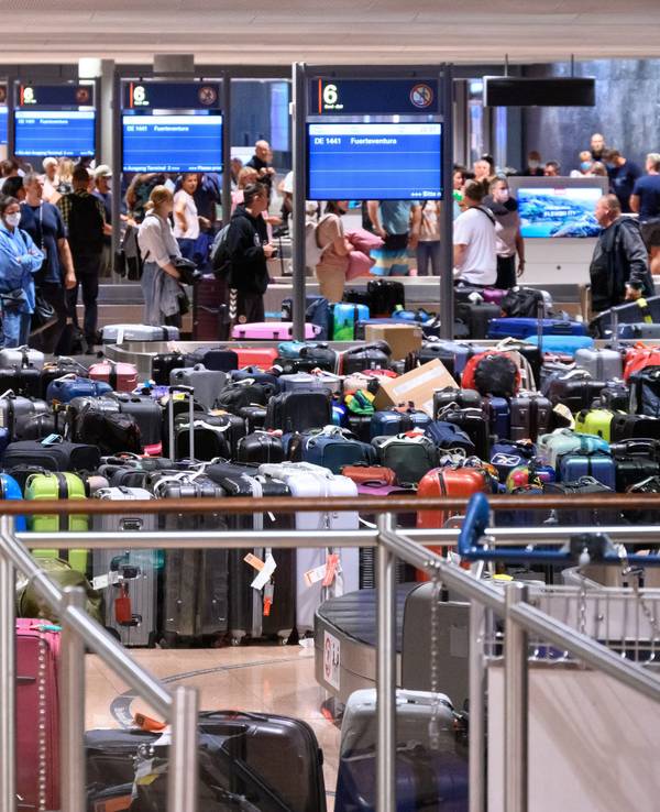Zahlreiche Koffer lagern im Gepäckausgabe-Bereich im Hamburger Flughafen.
