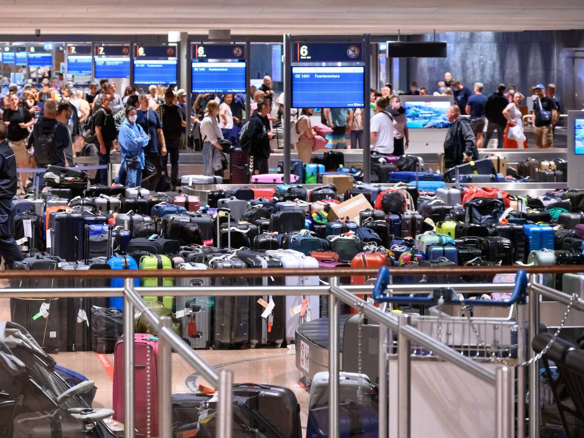 Zahlreiche Koffer lagern im Gepäckausgabe-Bereich im Hamburger Flughafen.