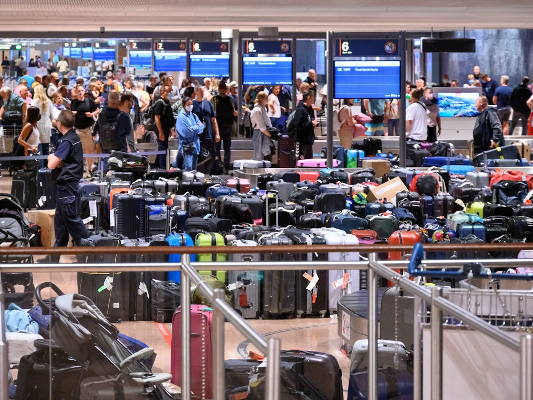 Zahlreiche Koffer lagern im Gepäckausgabe-Bereich im Hamburger Flughafen.