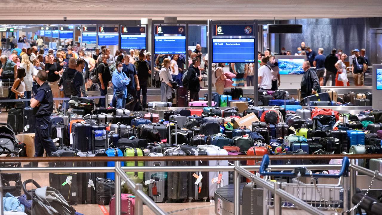 Zahlreiche Koffer lagern im Gepäckausgabe-Bereich im Hamburger Flughafen.