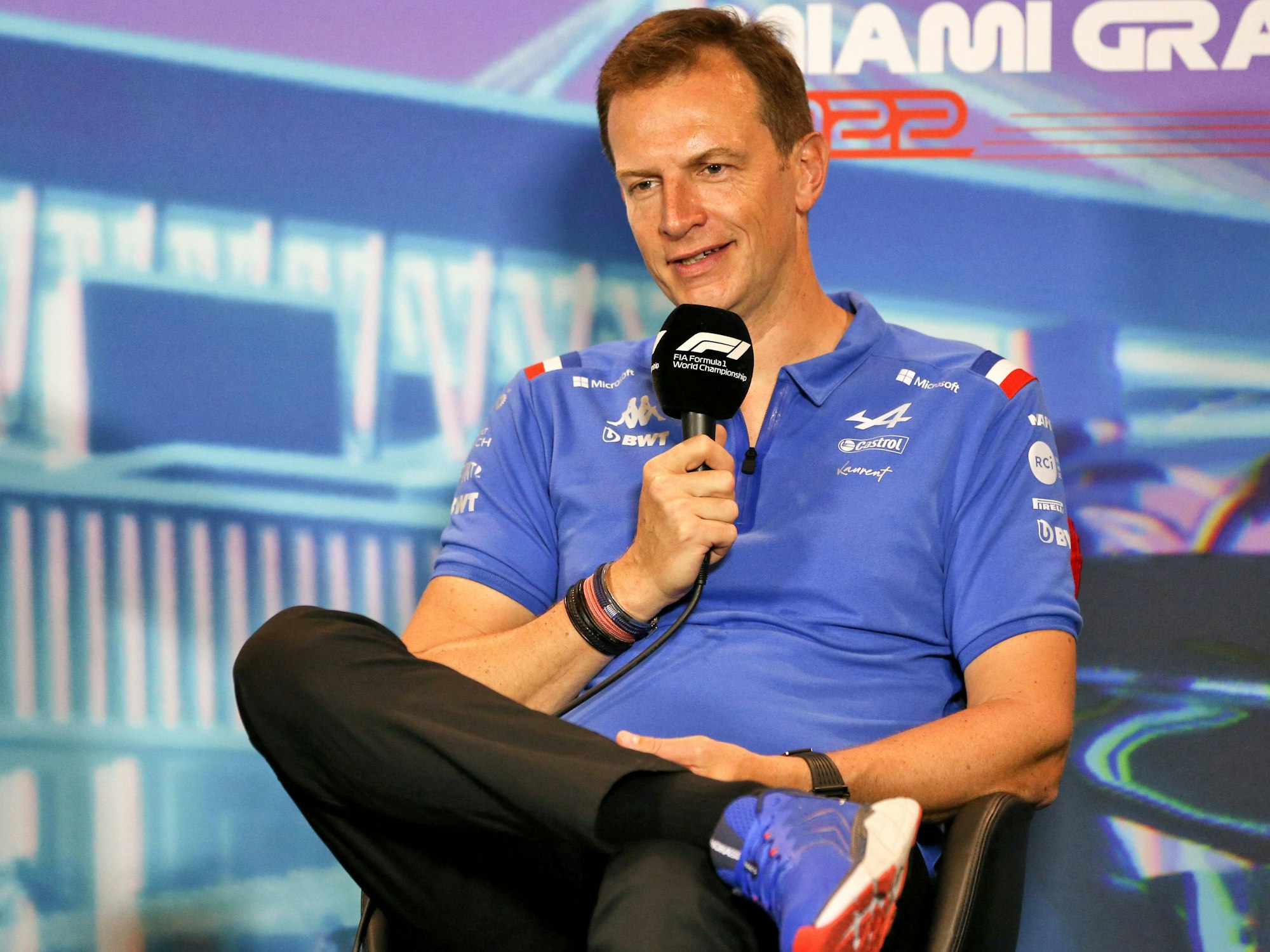 Laurent Rossi spricht bei einer Pressekonferenz zu den Reportern.