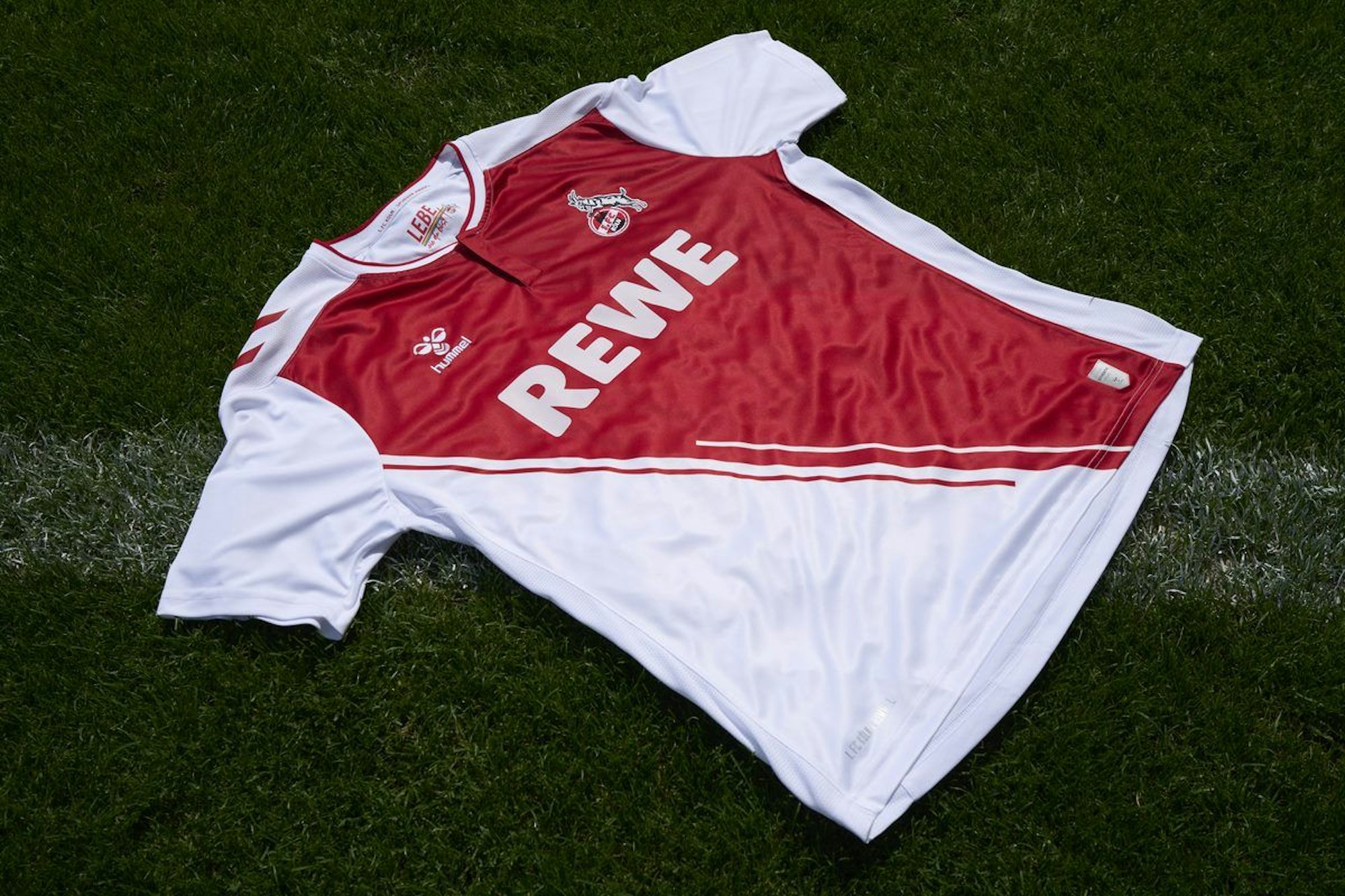Das frische Heim-Dress des 1. FC Köln in der Nahaufnahme.